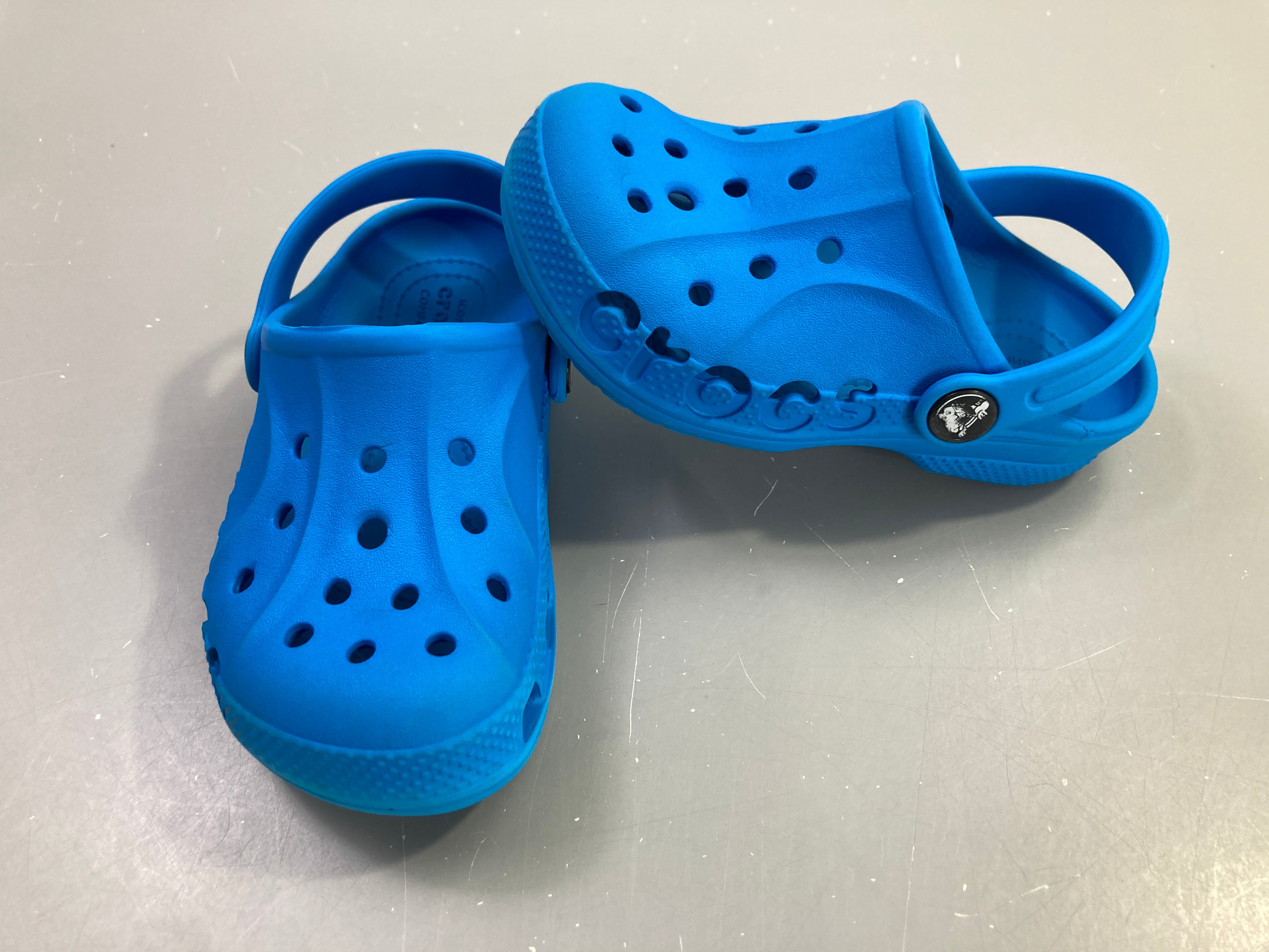 Sabots Crocs bleu ajourés C10