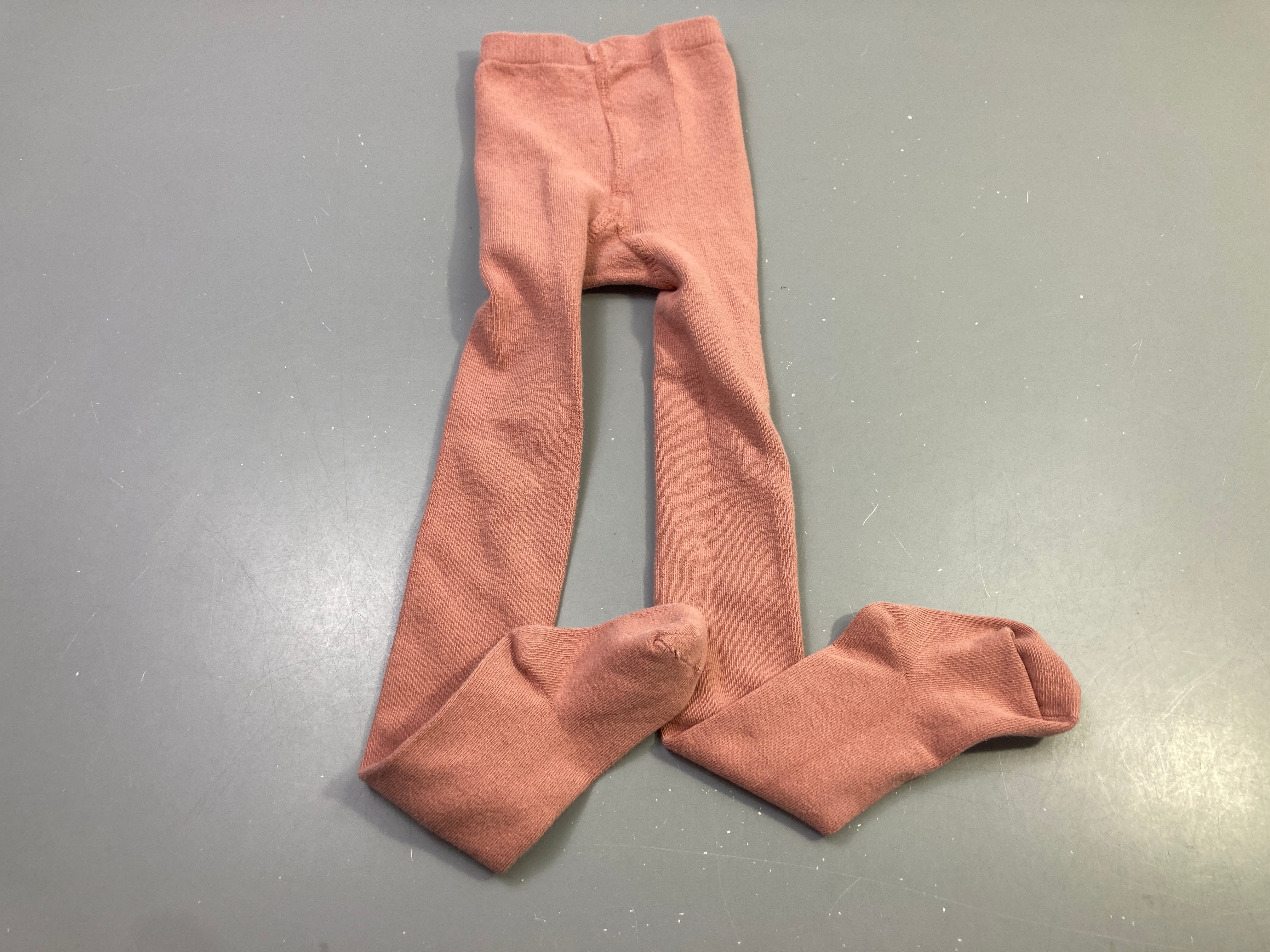 Collants roses, très légèrement bouloché