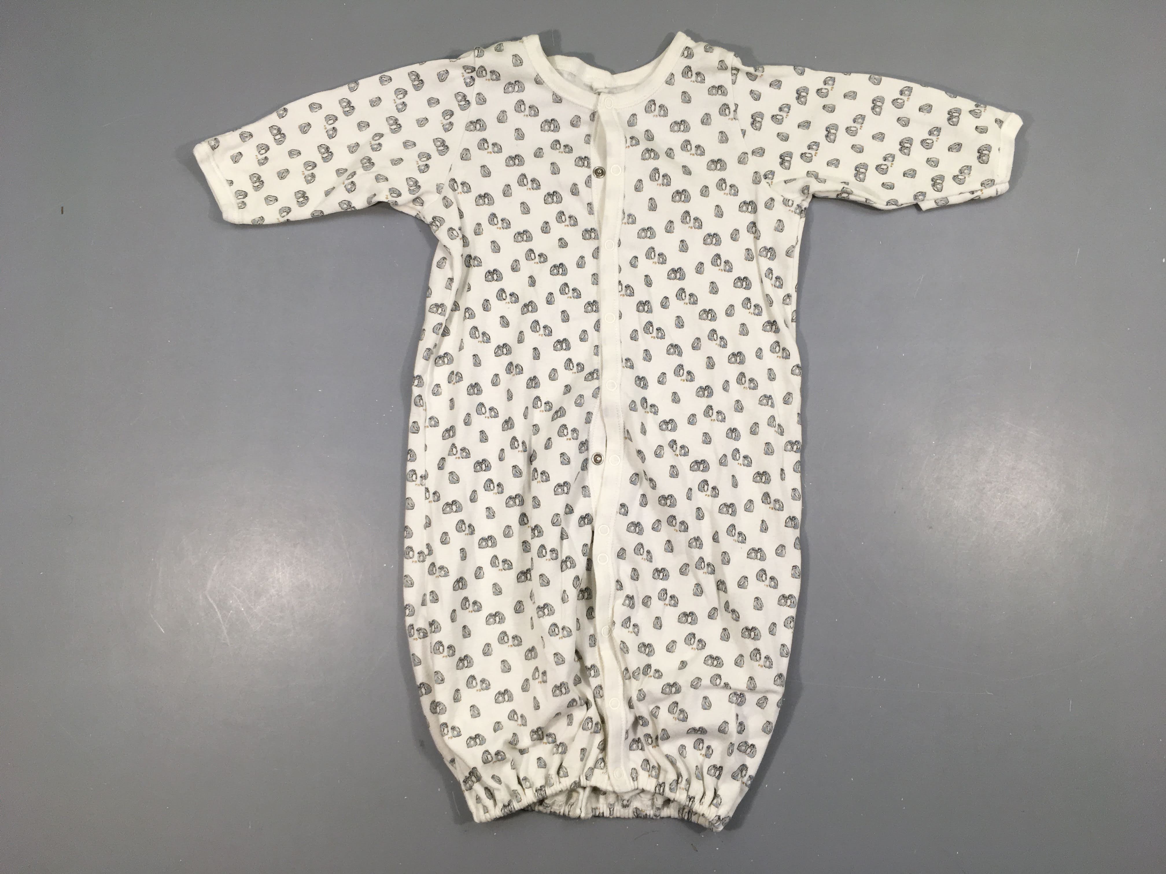 Combisac jersey blanc pingouins Fonction 2 en 1 : Peut se pressionner pour former une combinaison longue (jambes séparées) ou une gigoteuse sans pieds comme un petit sac.