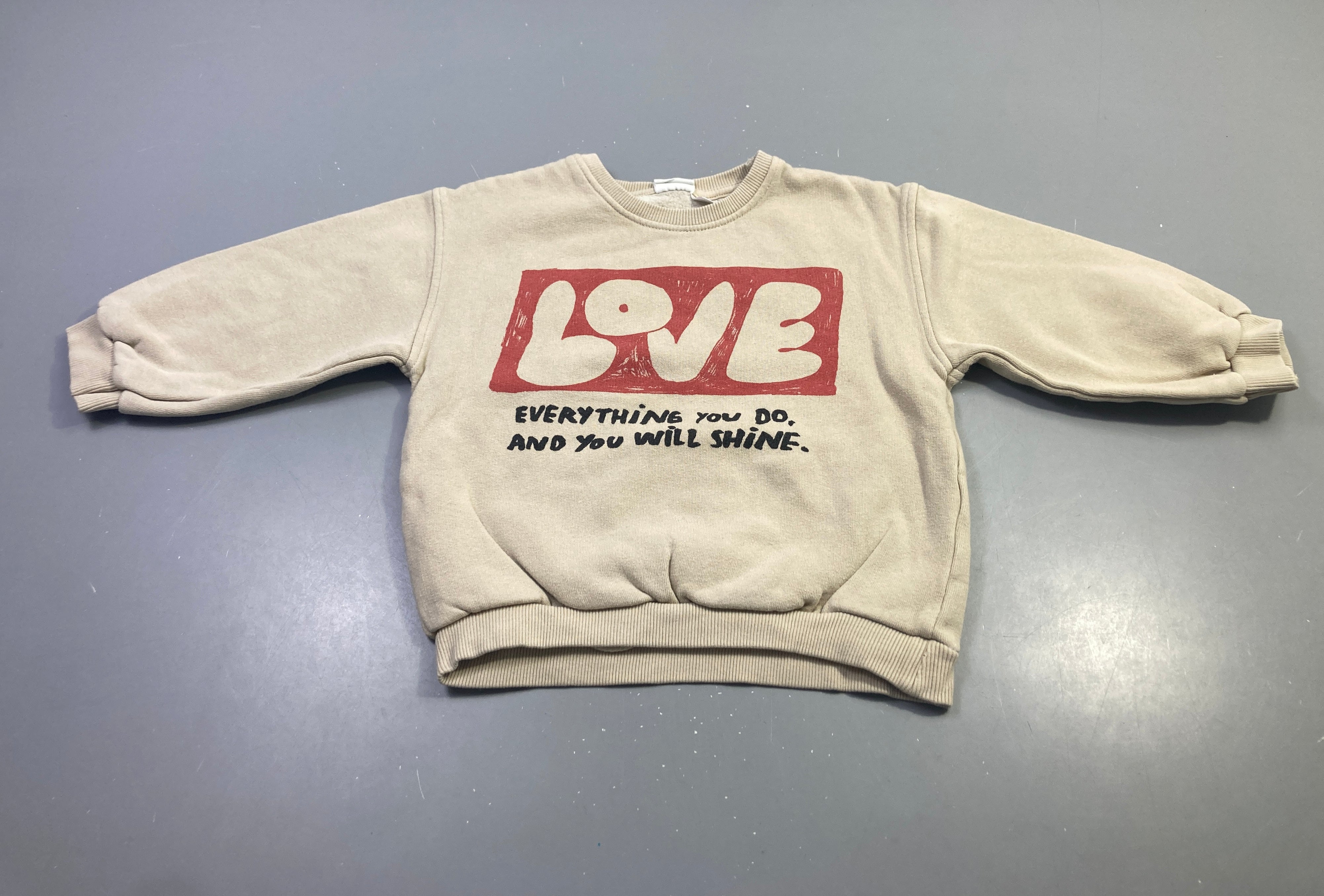 Sweat beige LOVE inscription, légèrement bouloché