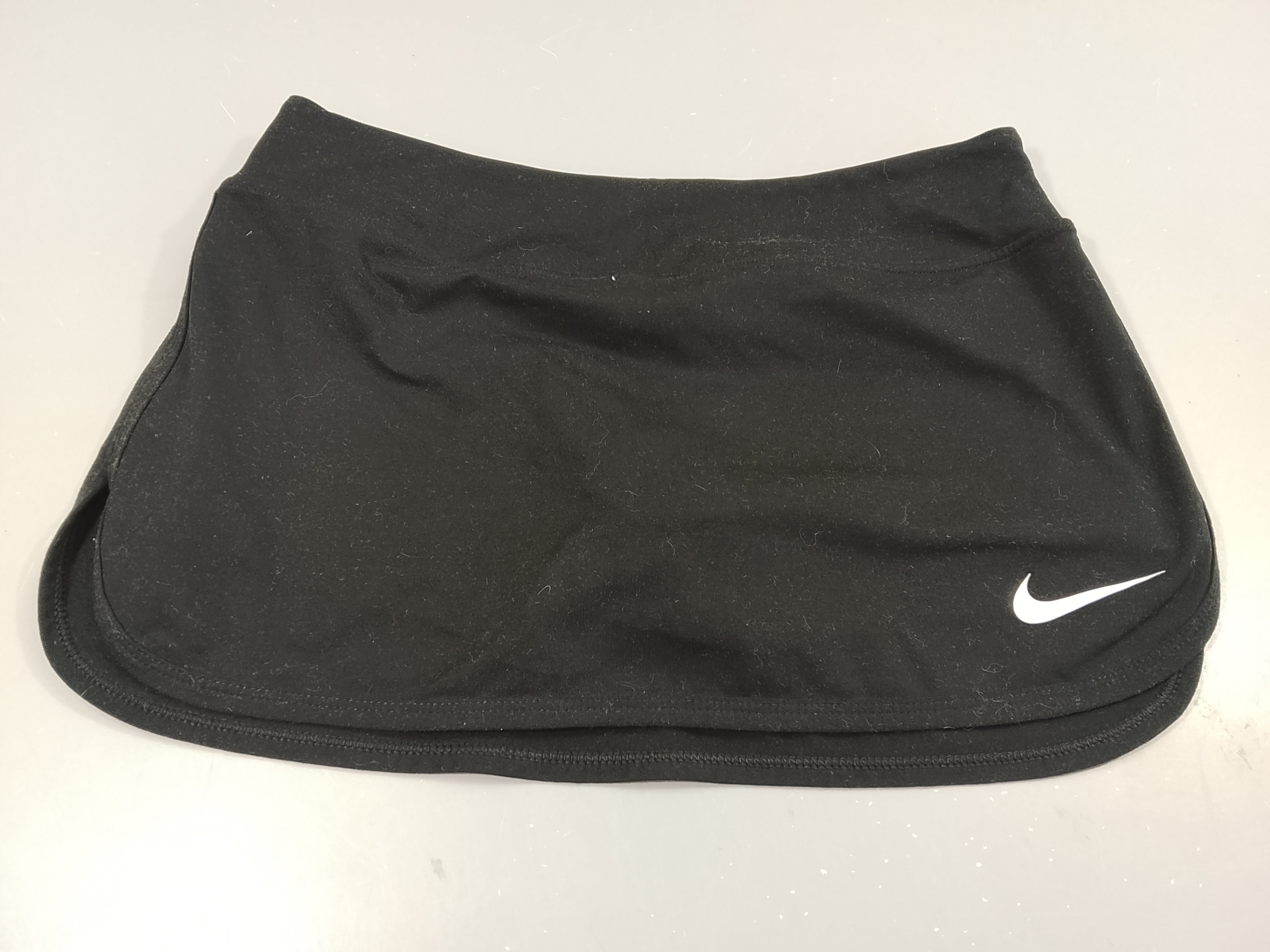 Jupe short de sport noir, logo blanc Nike