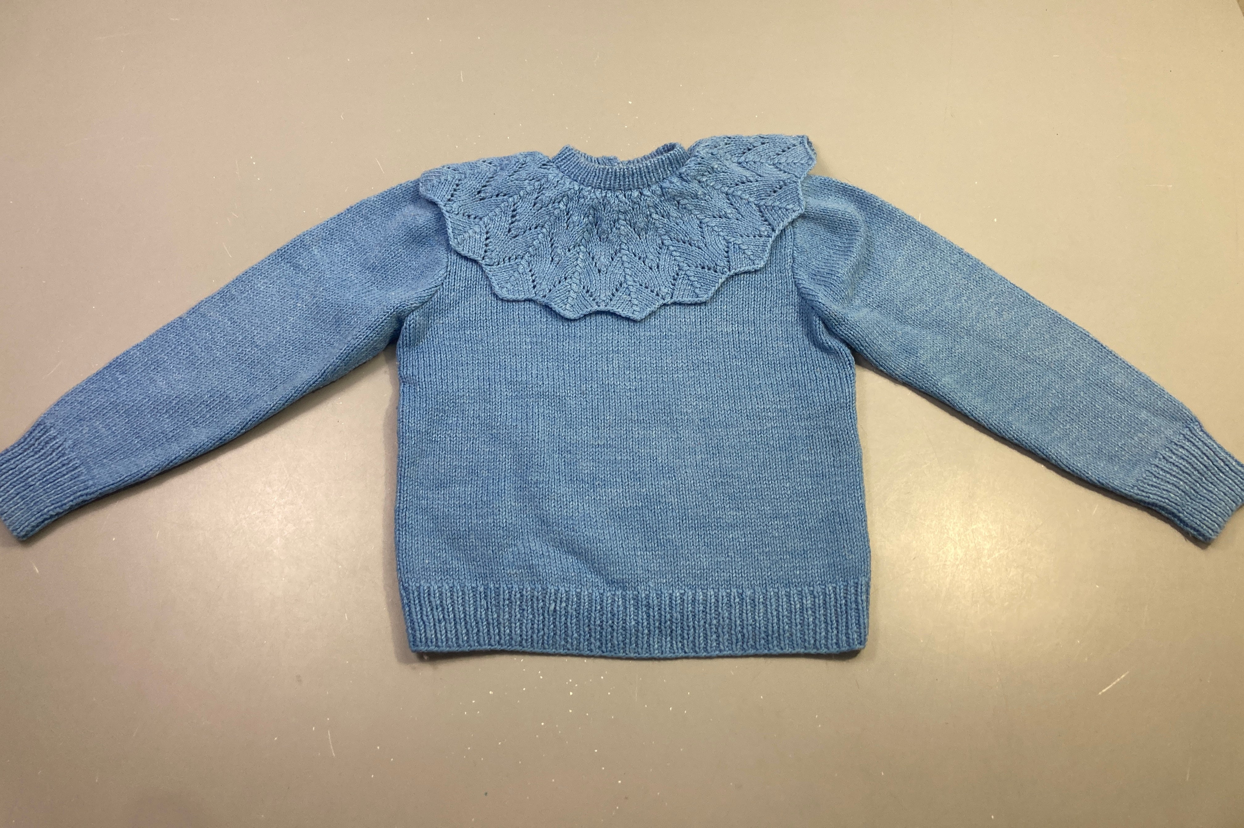 Pull bleu col volanté ajouré