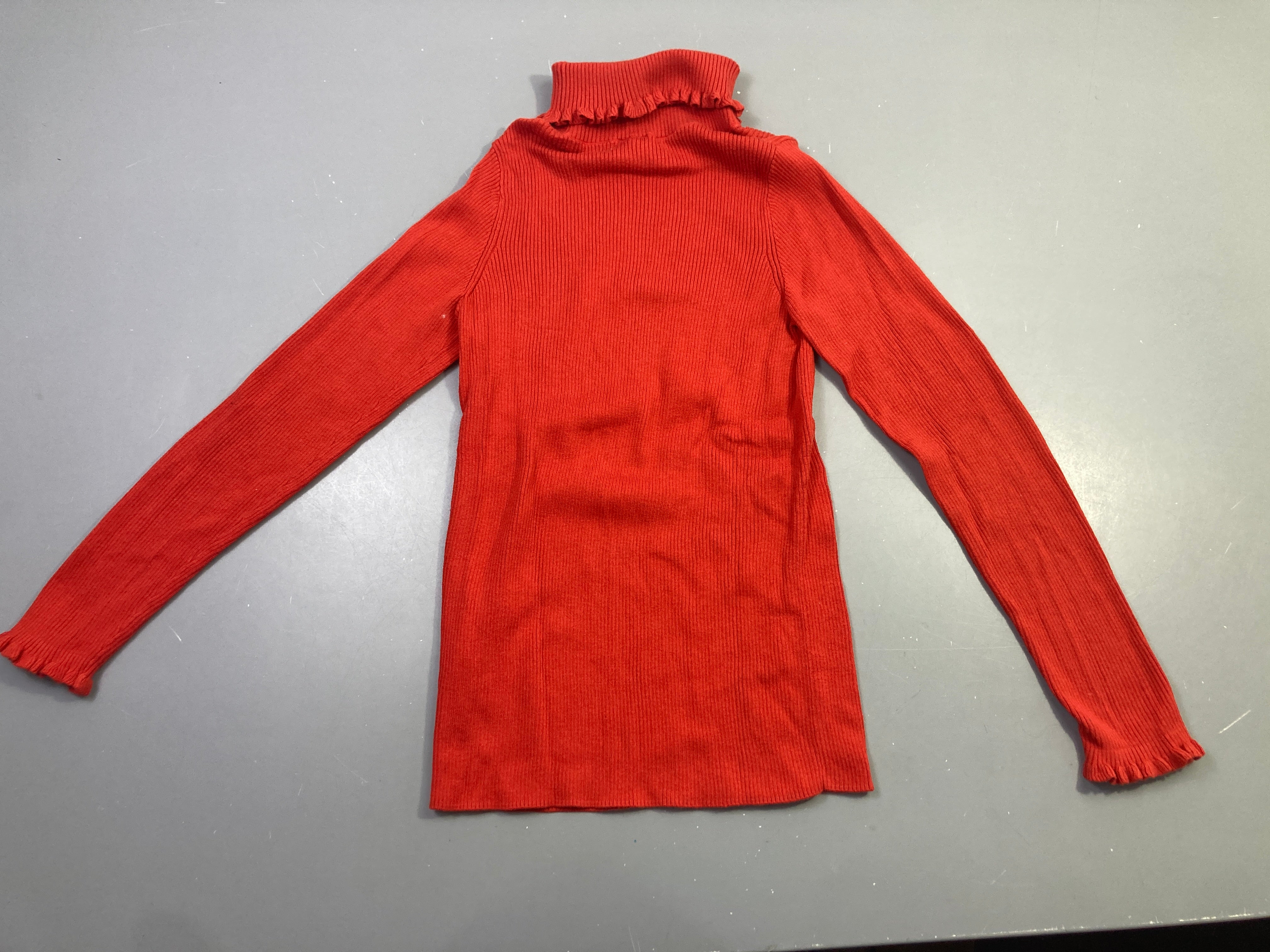 T-shirt col roulé orange côtelé, un peu bouloché