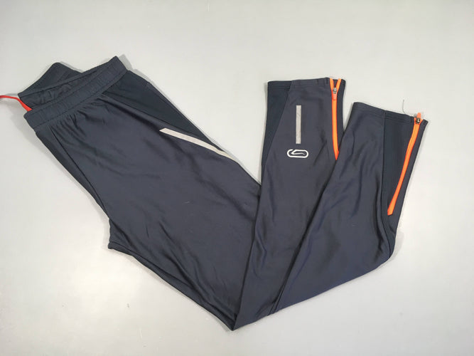 Pantalon de training bleu foncé kalenji, légèrement bouloché, moins cher chez Petit Kiwi