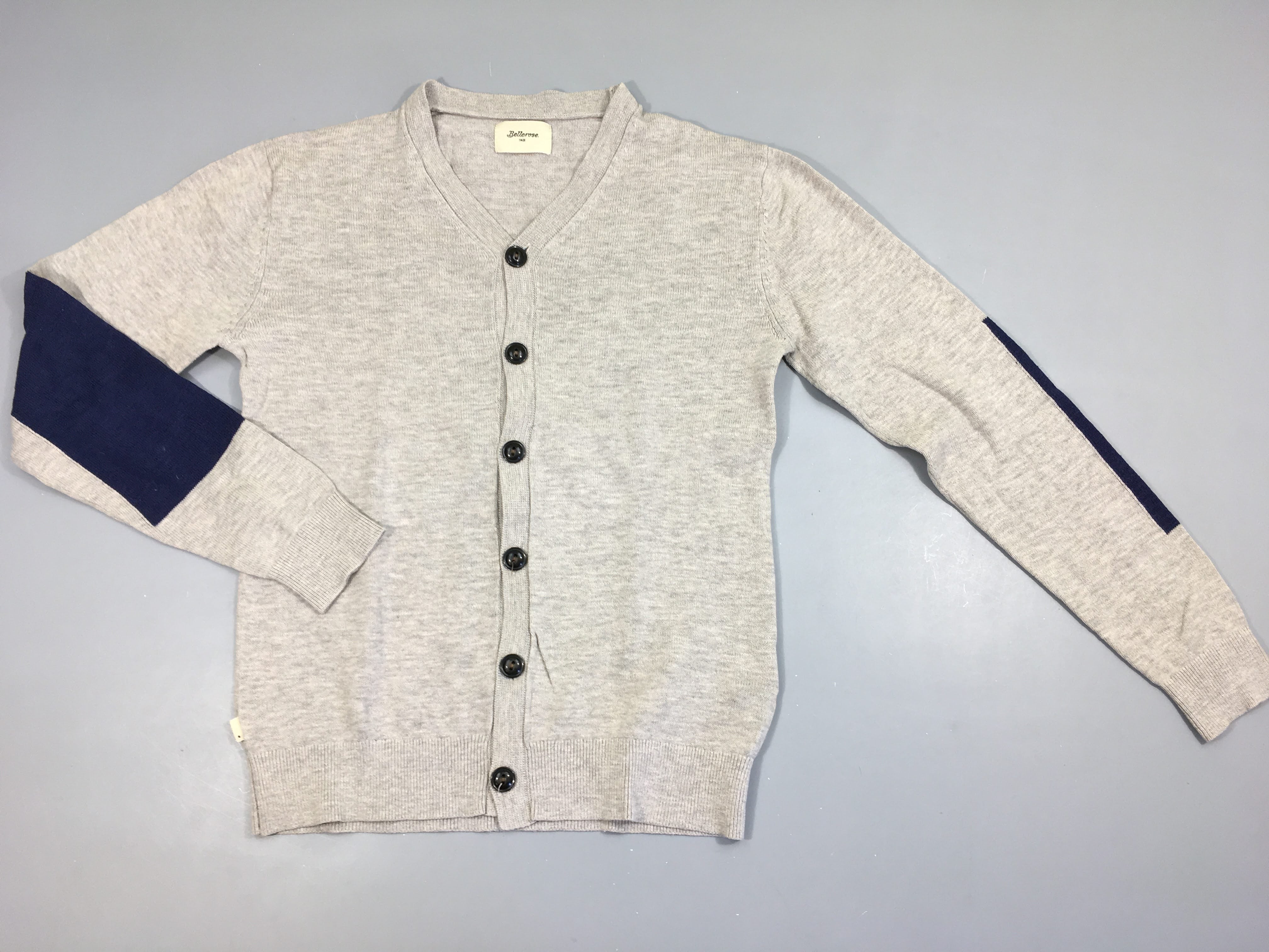 Gilet gris clair chiné, légèrement bouloché