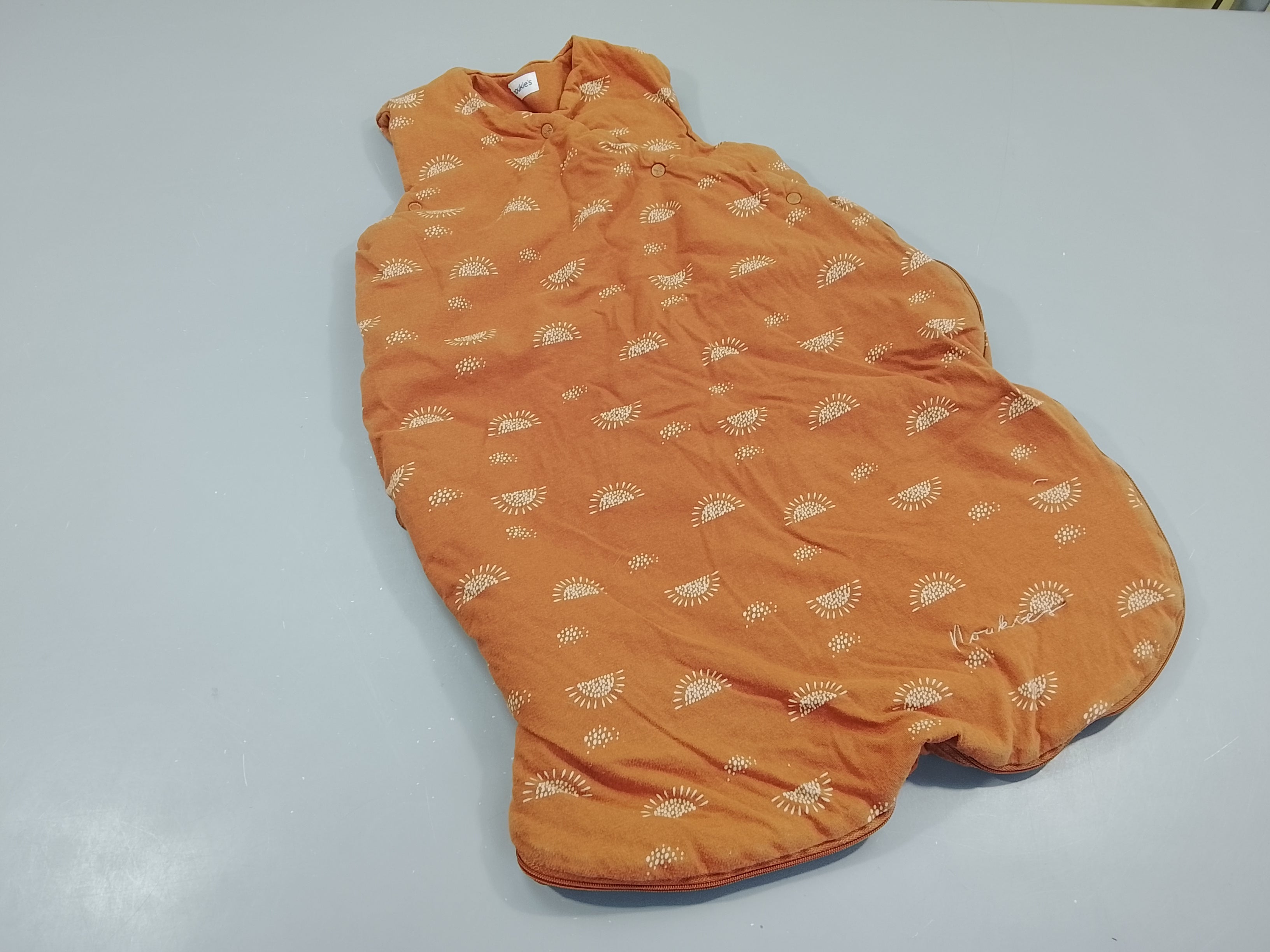 Sac de couchage s.m brun caramel, motifs soleils blancs  1-6m (56-65cm)