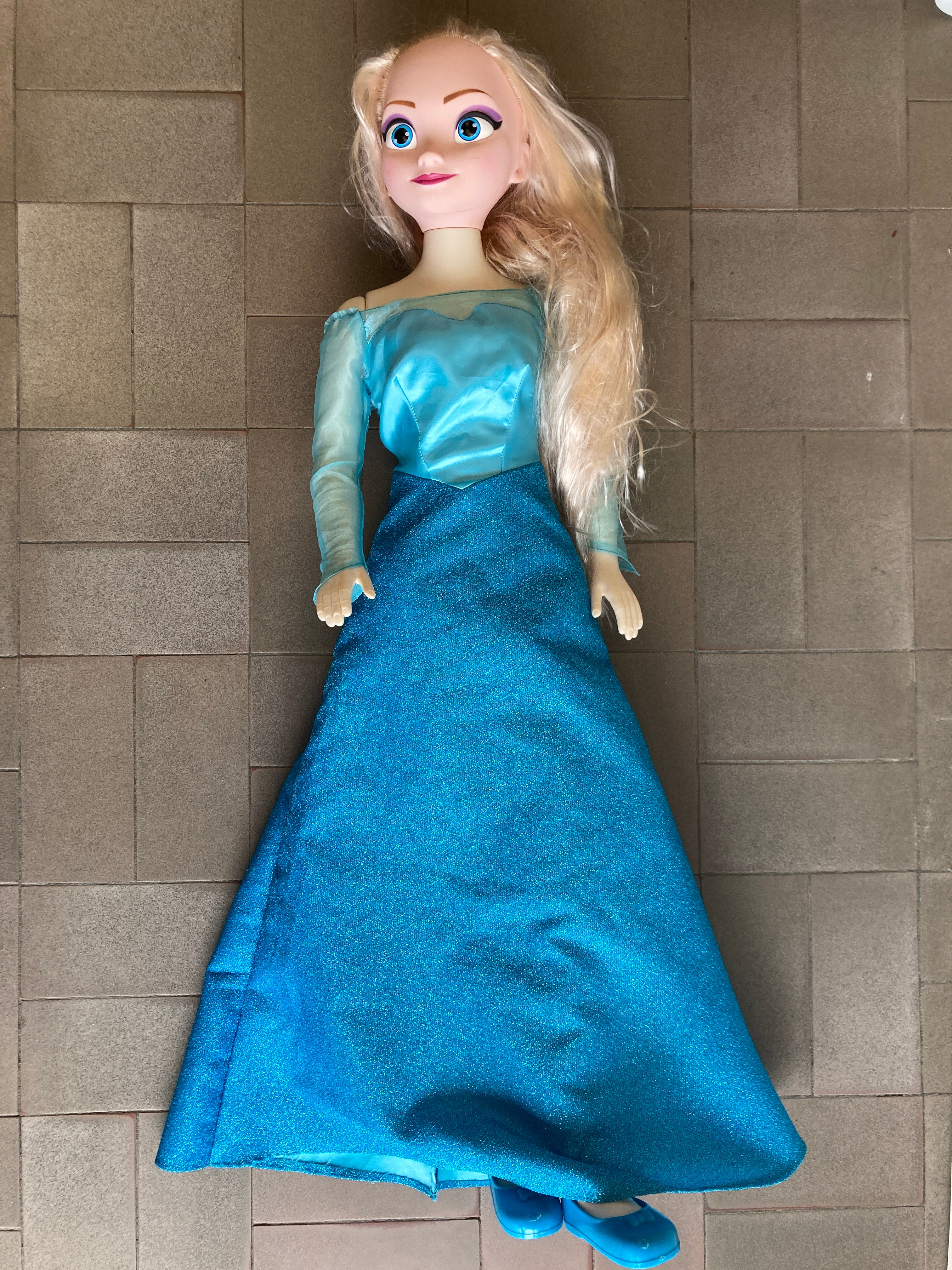 Grande poupée Elsa La Reine des Neiges, robe bleue-Cheveux emmelés...traces sur visage