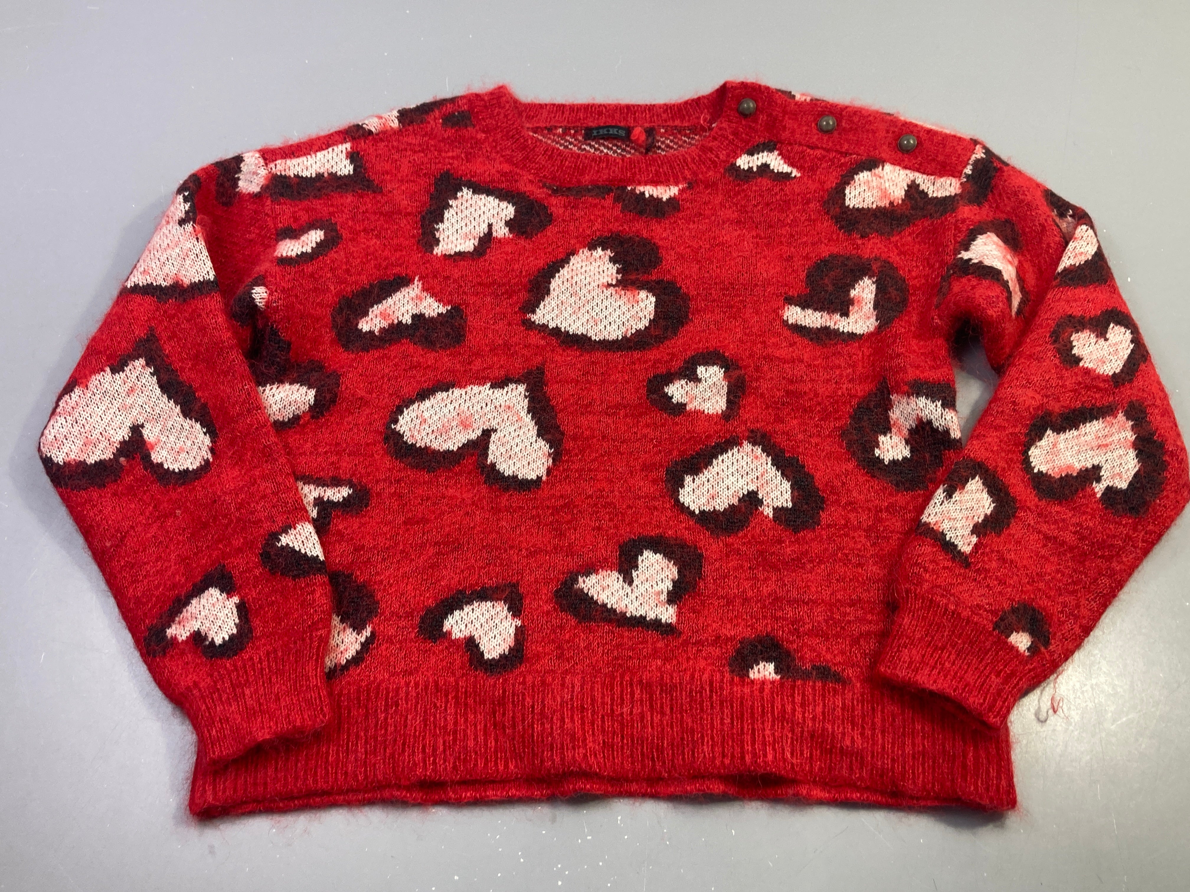 Pull rouge coeurs laine boutons épaule