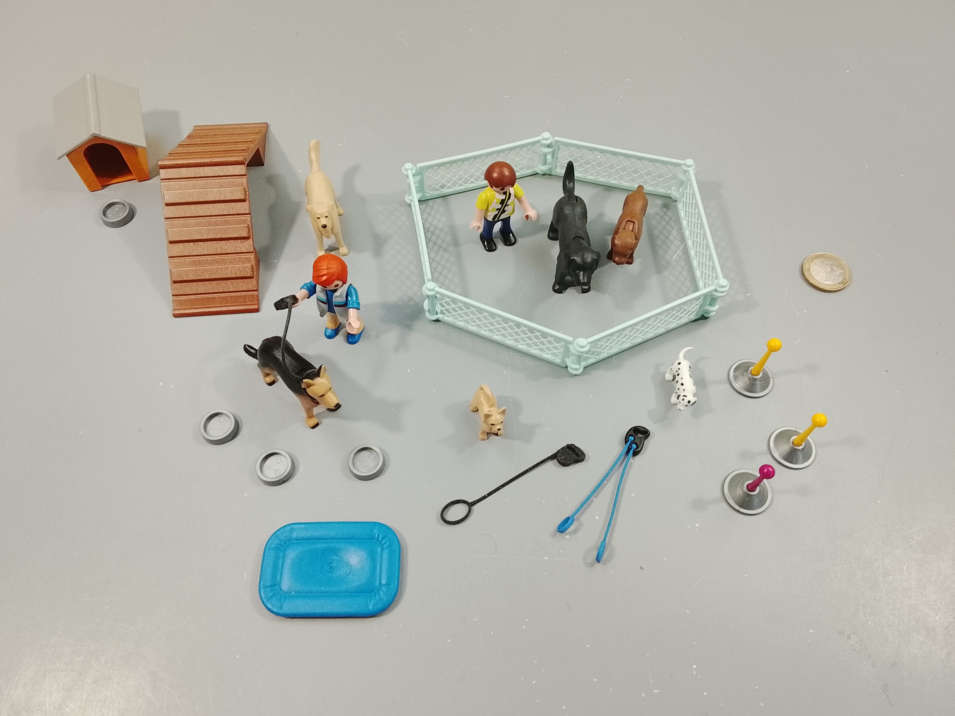 Playmobil éducatrice et ses chiens 70676 (manque certains éléments d'origine mais d'autres ajoutés).  + 4a