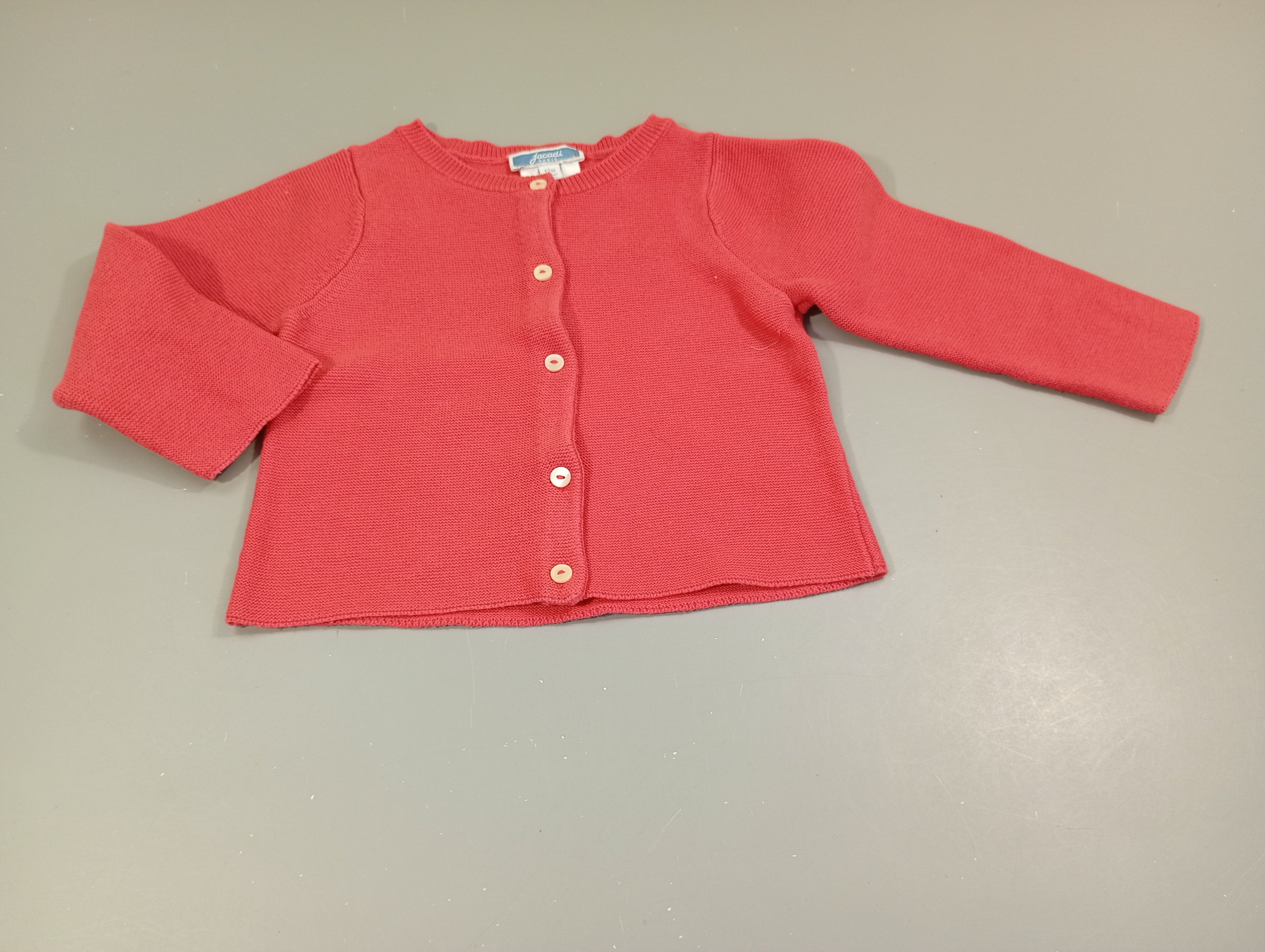 Gilet rose, boutons blanc nac.ré