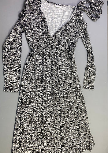 Robe m.l zébrée noir et blanc, moins cher chez Petit Kiwi