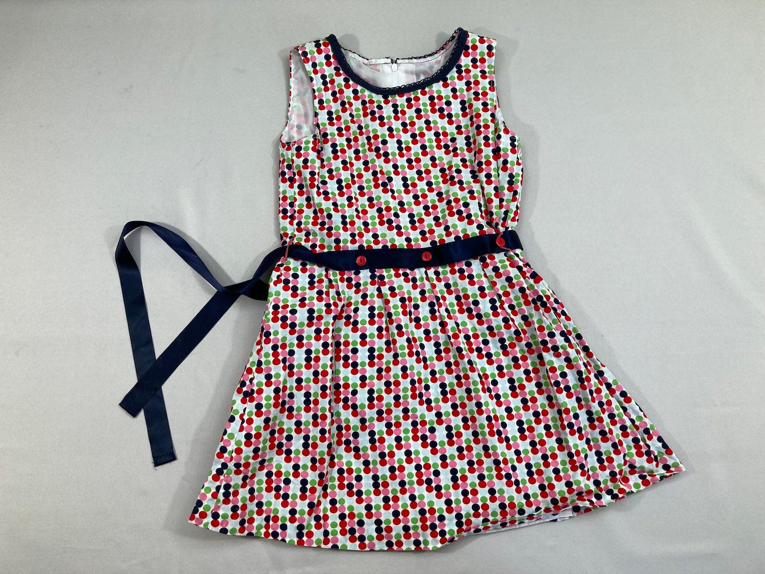 Robe s.m blanche pois couleurs + ceinture satinée bleue