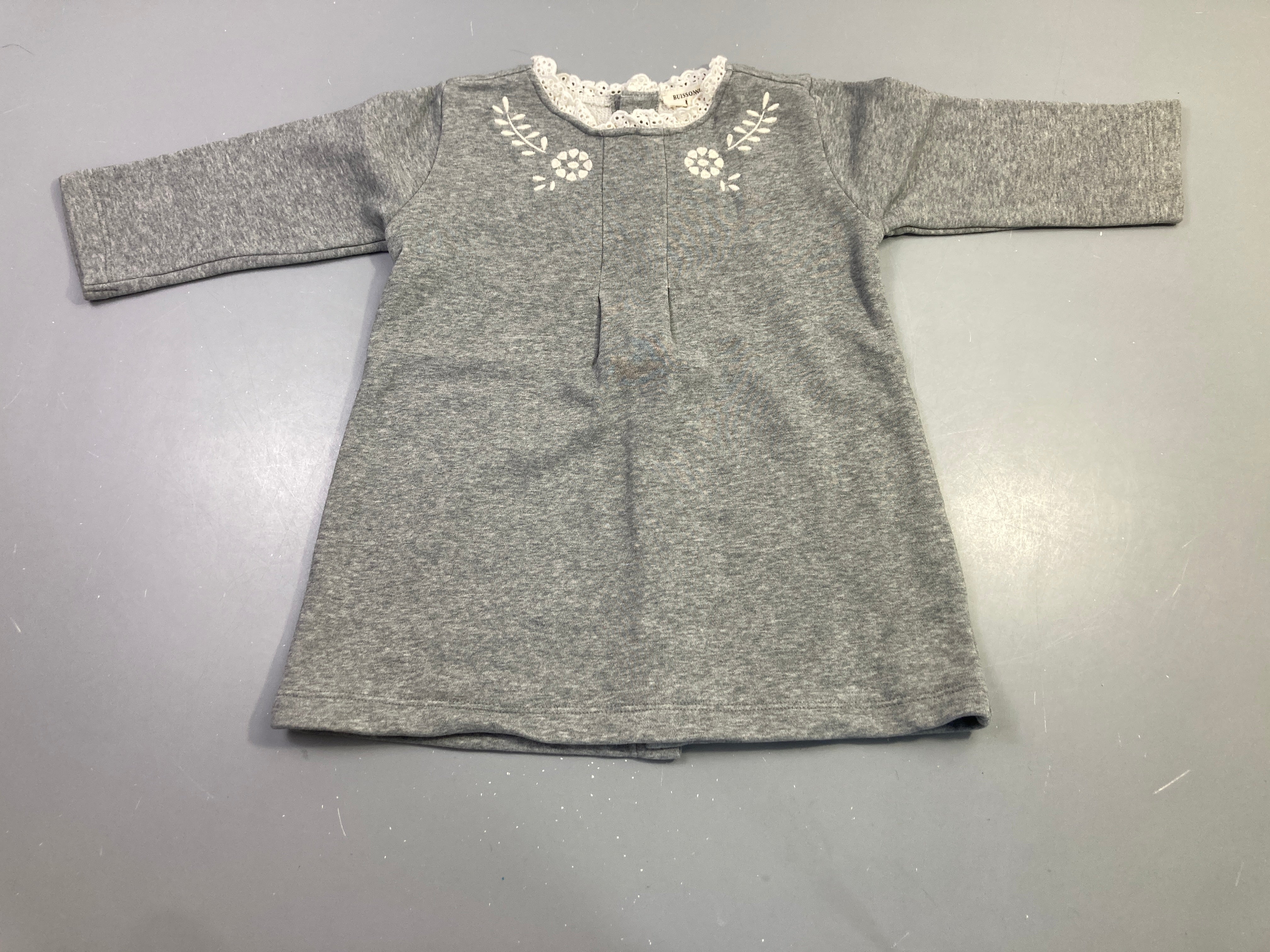Robe m.l molleton grise fleurs brodées dentelle