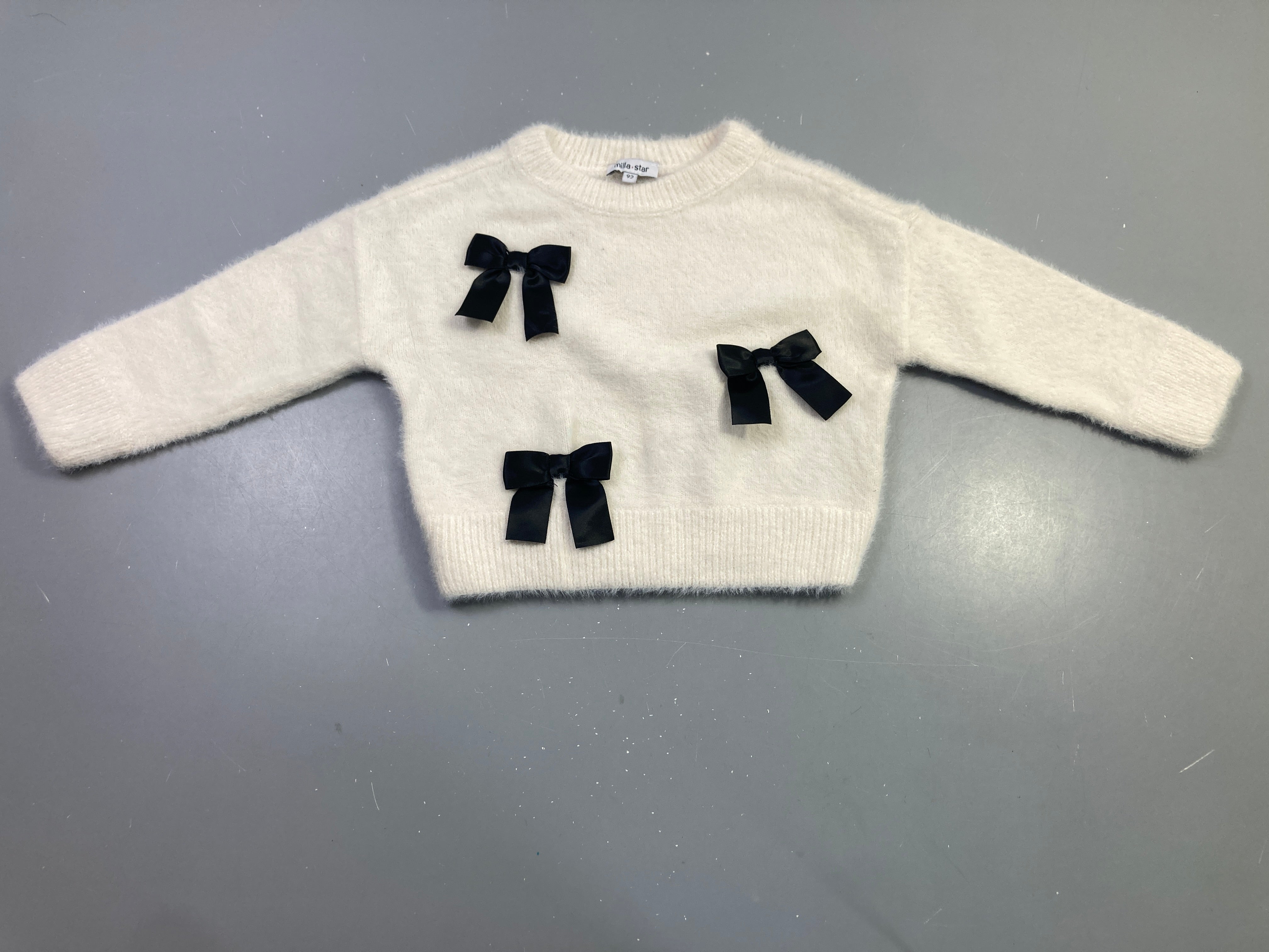 Pull duveteux blanc noeuds noirs, Mila Star