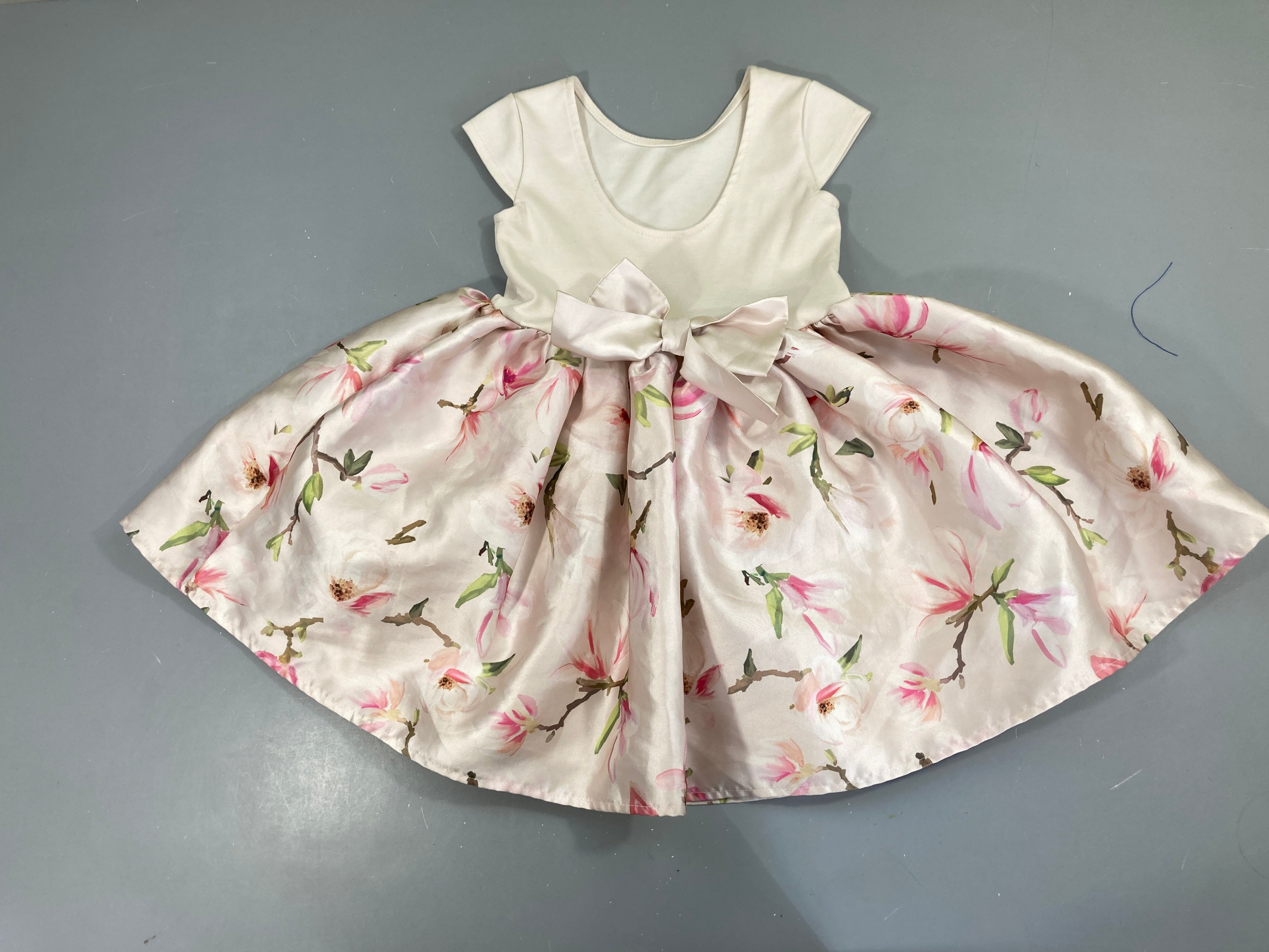 Robe m.c beige bas satiné fleuri (taille estimée, pas d'étiquette)