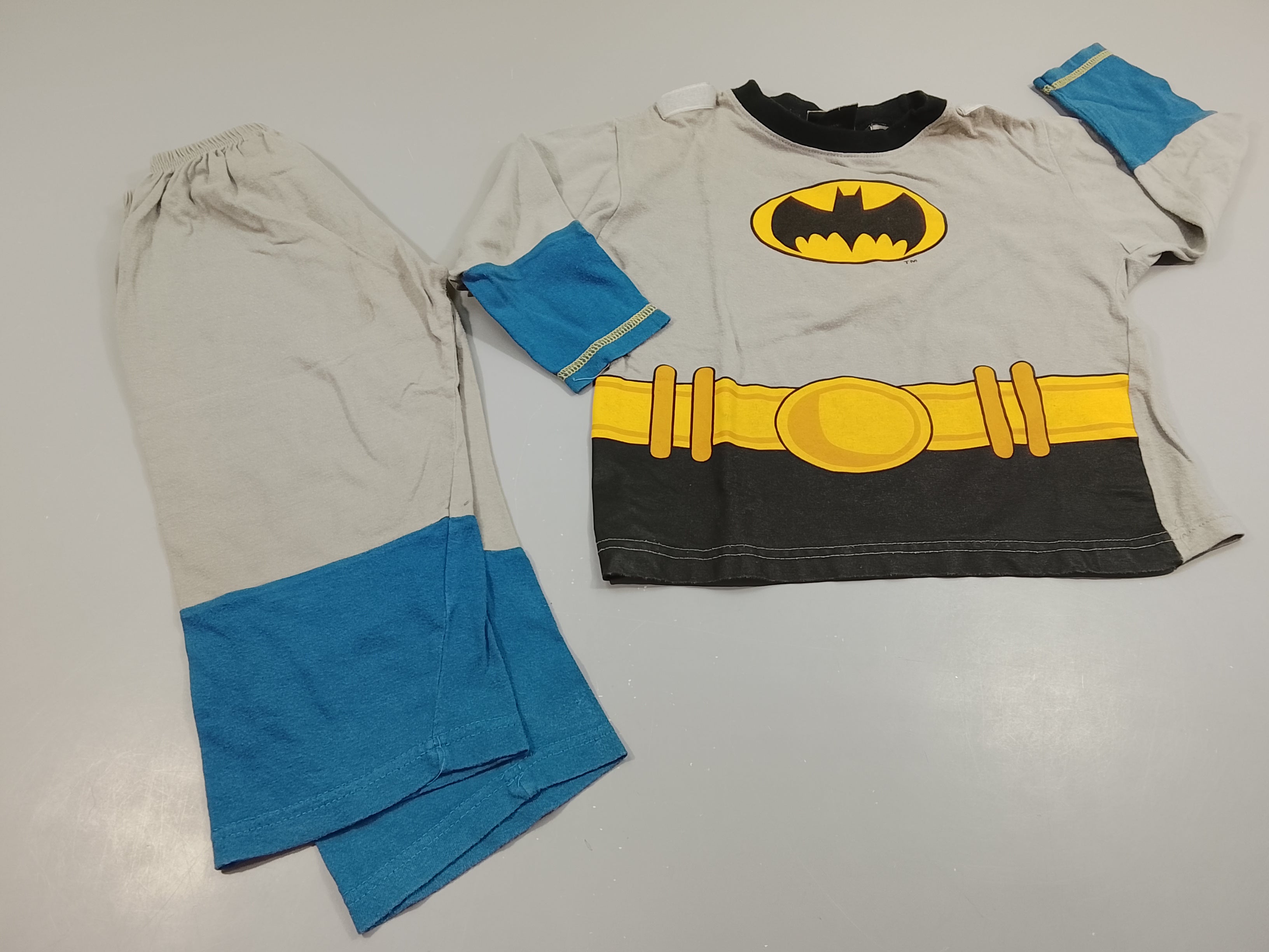 Pyjama 2pcs jersey gris, bleu Batman. Manque la cape. 1 petite tache à l'arrière