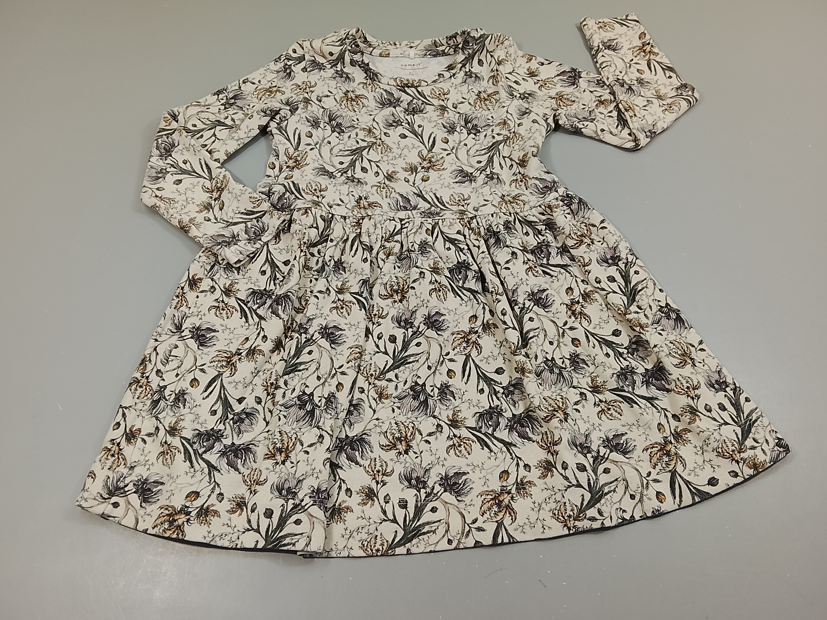 Robe m.l blanc motifs fleurs. Légèrement bouloché