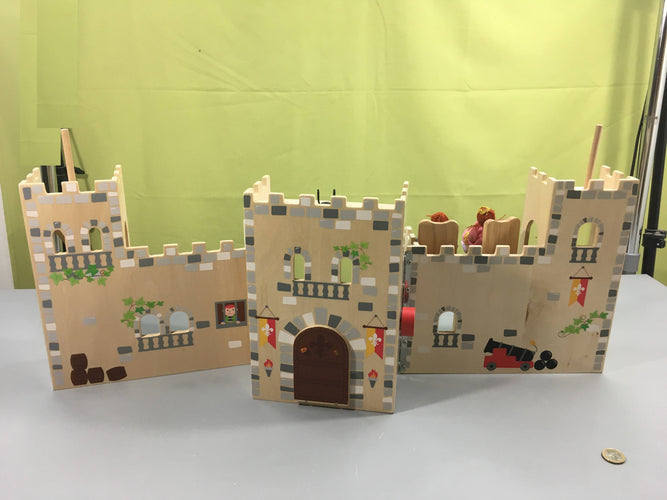 Château fort en bois qui se déplie + 3 personnages, moins cher chez Petit Kiwi
