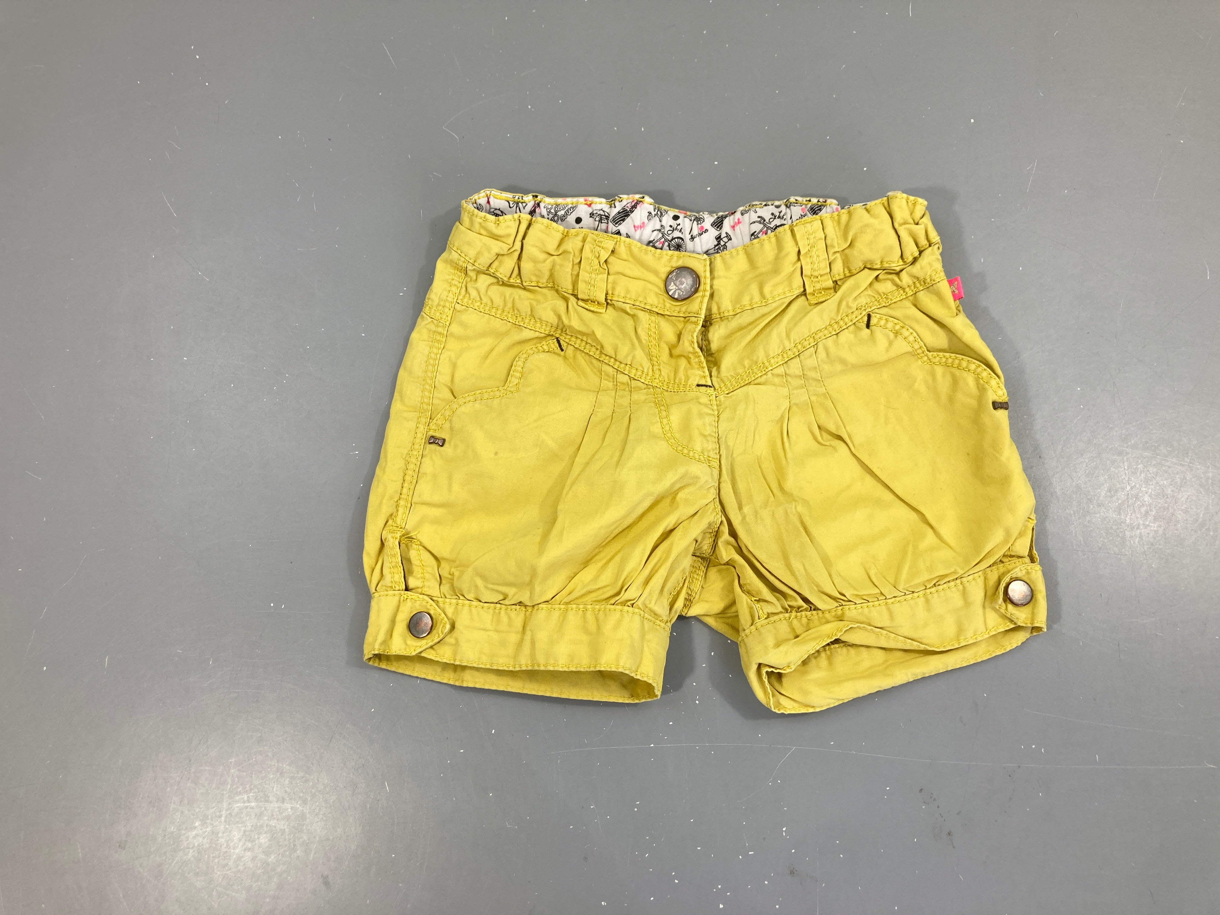 Short jaune