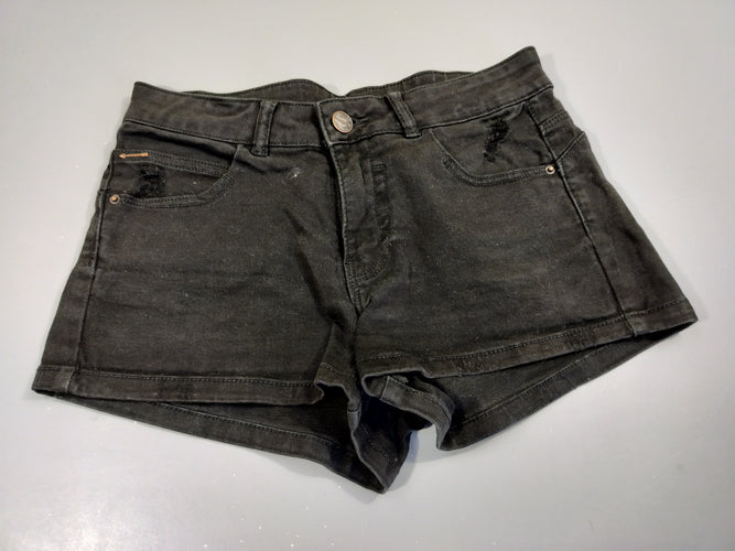 Short en jean noir , effet éraillé . Flèche à la poche  T 34, moins cher chez Petit Kiwi