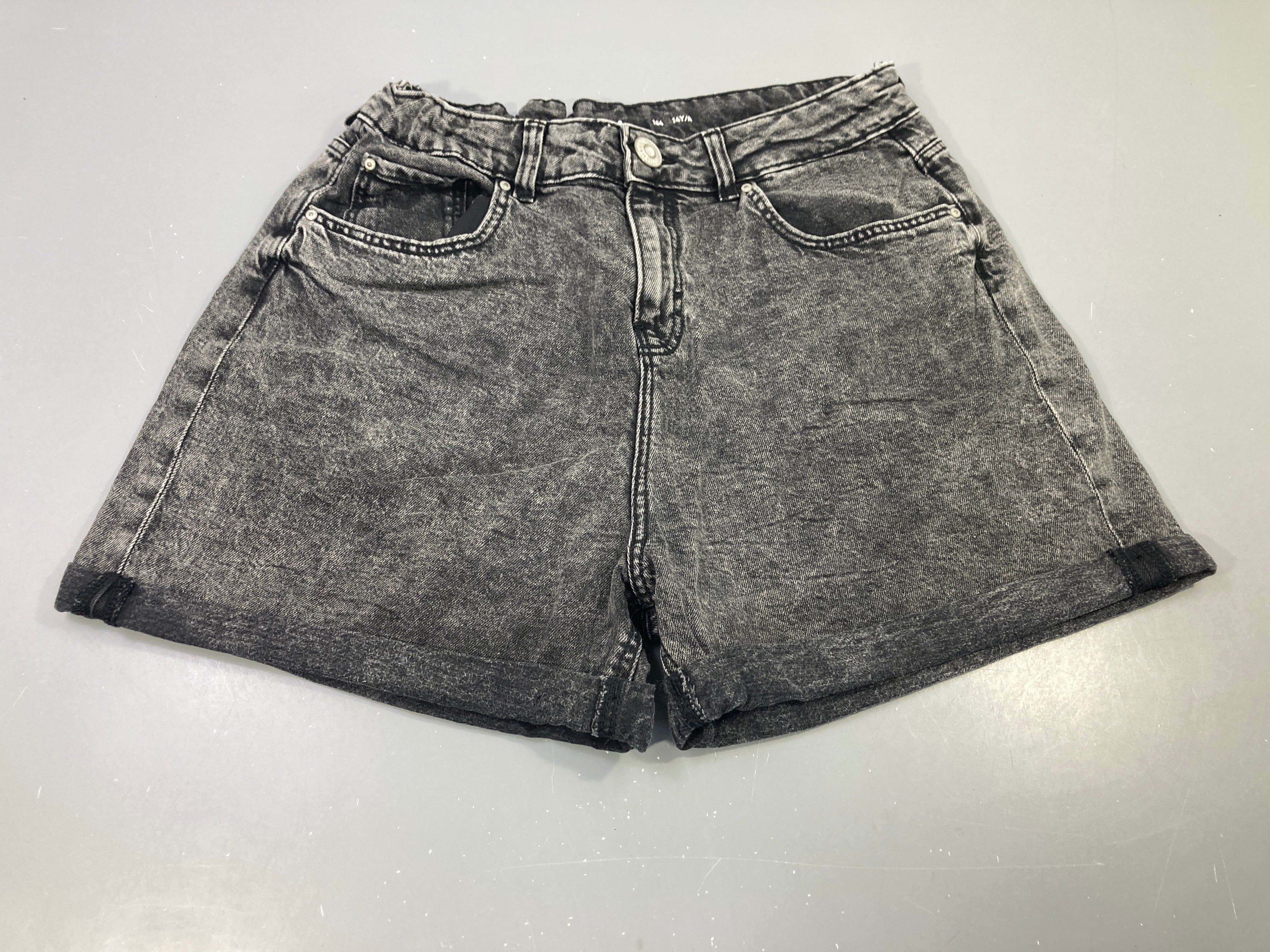 Short jean gris délavé taille haute revers