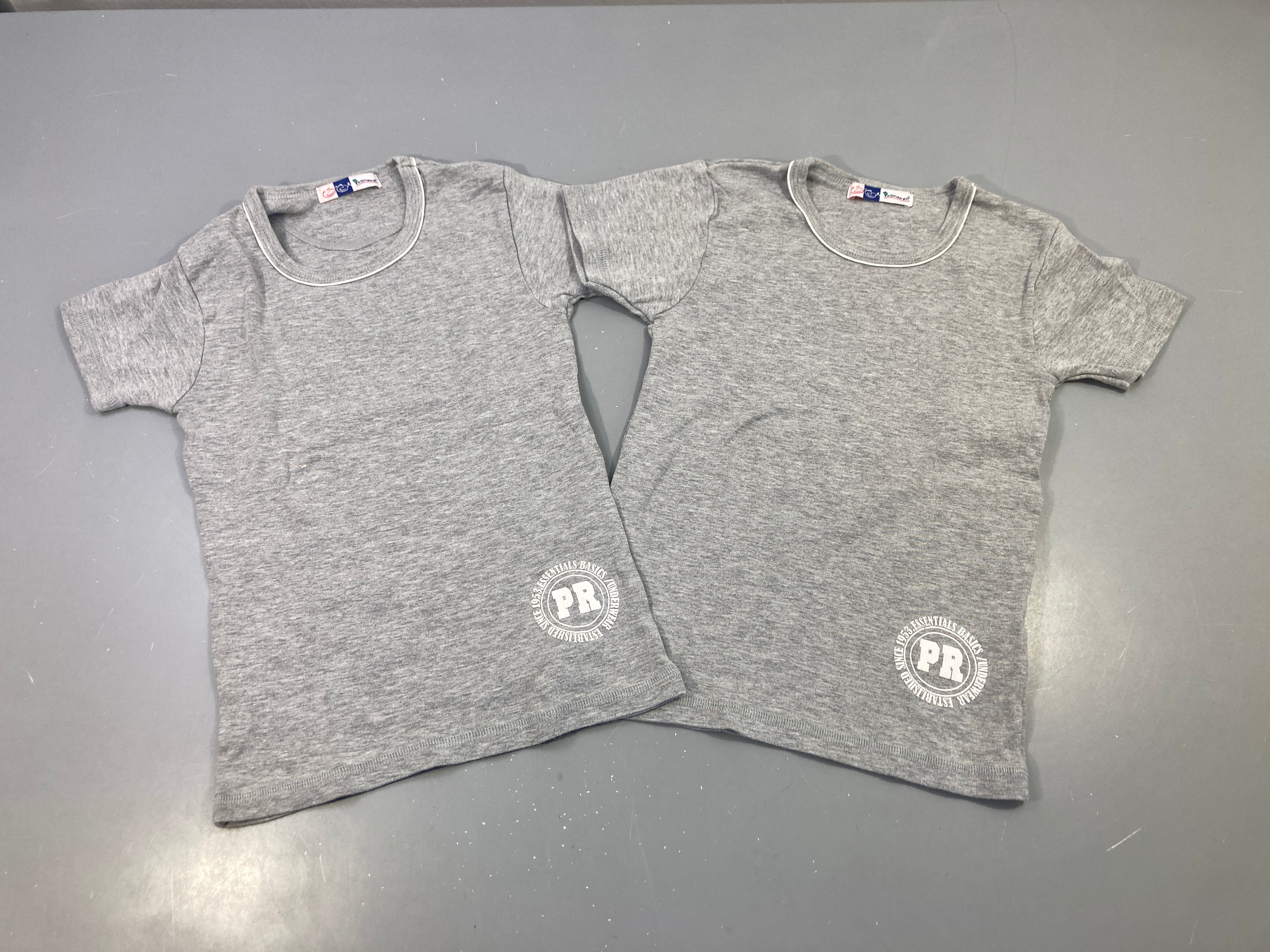 Lot 2 chemisettes m.c gris col liseré logo PR