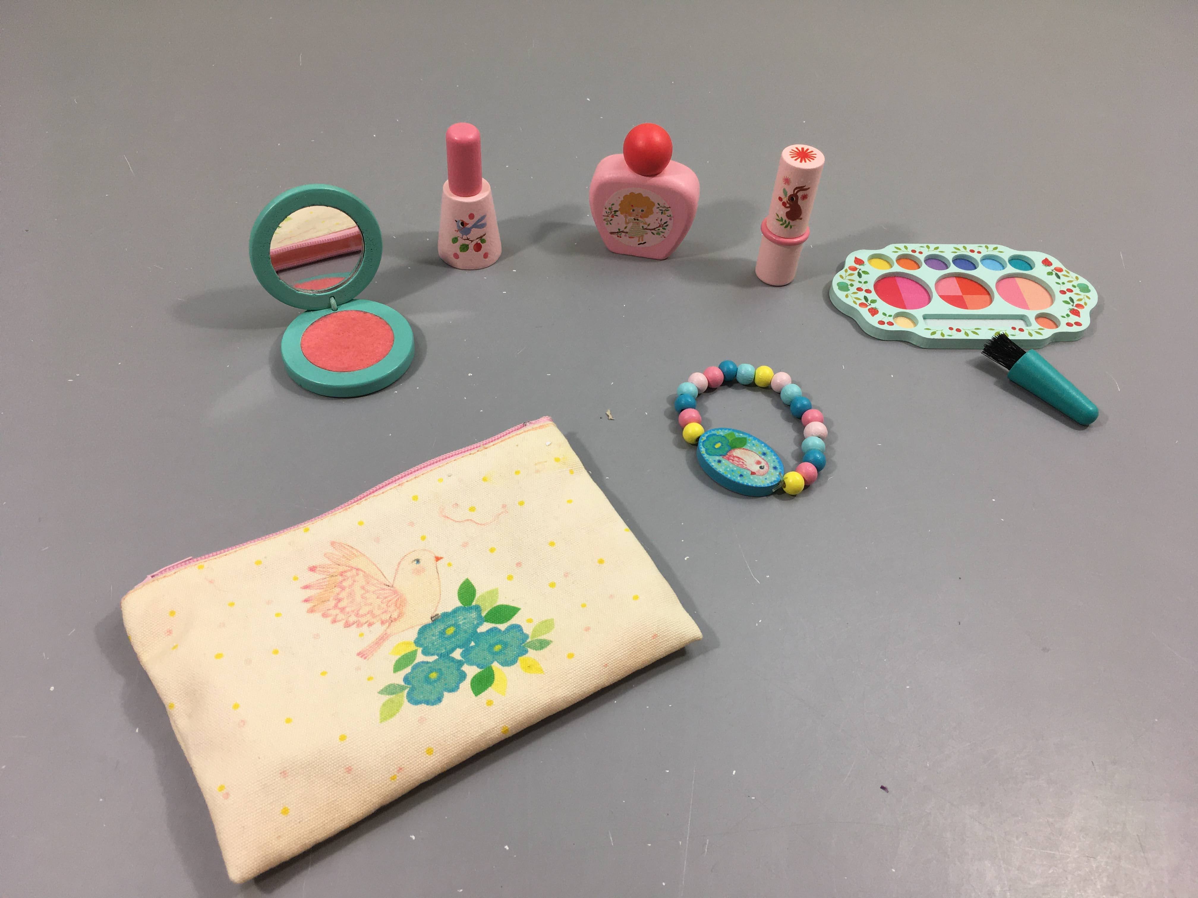 Set de maquillage Lila Rose, manque 1 petit accessoire, sans boite trousse à la place