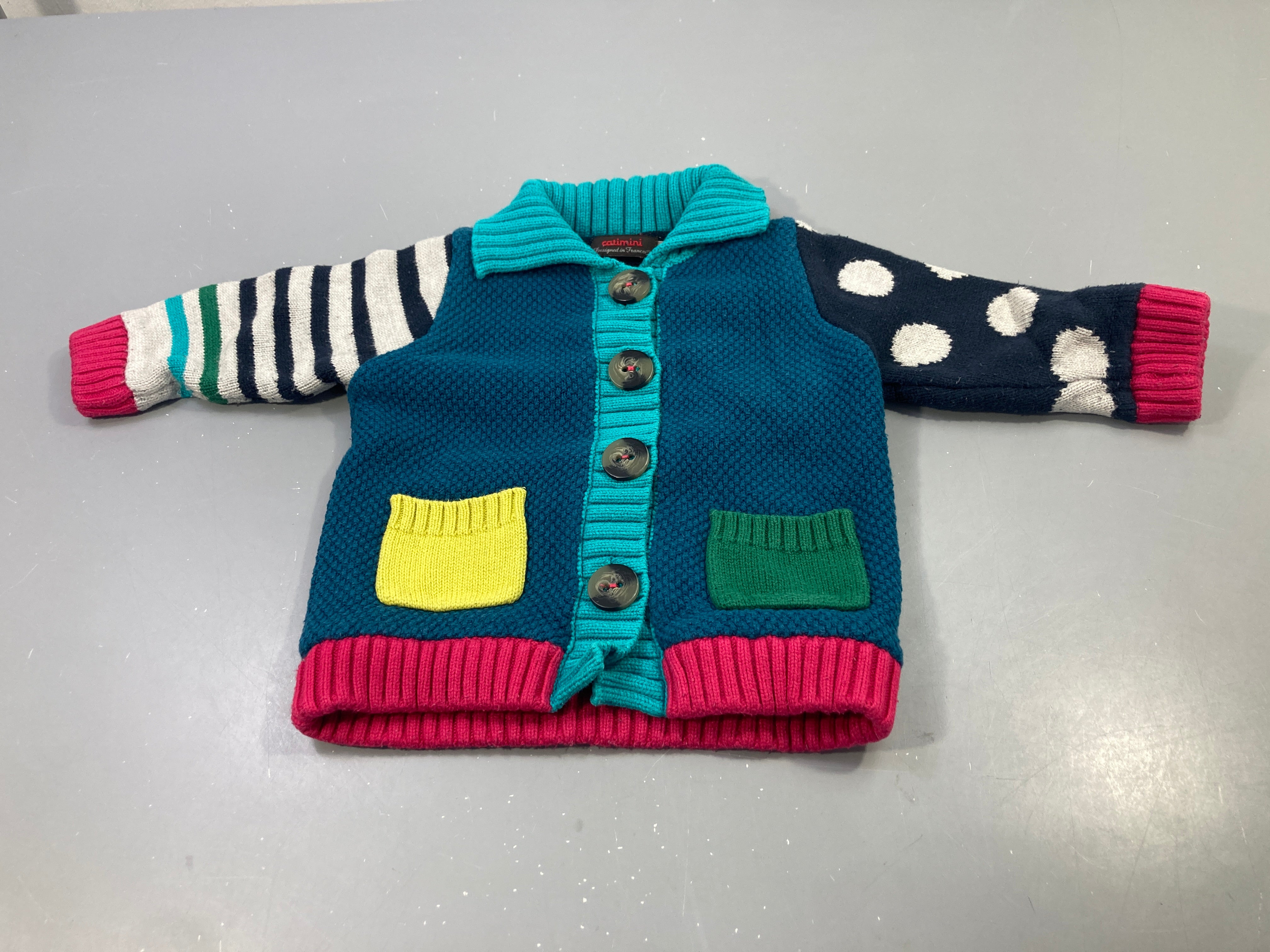 Gilet multicolore, manches rayées/pois, poches jaune et vert