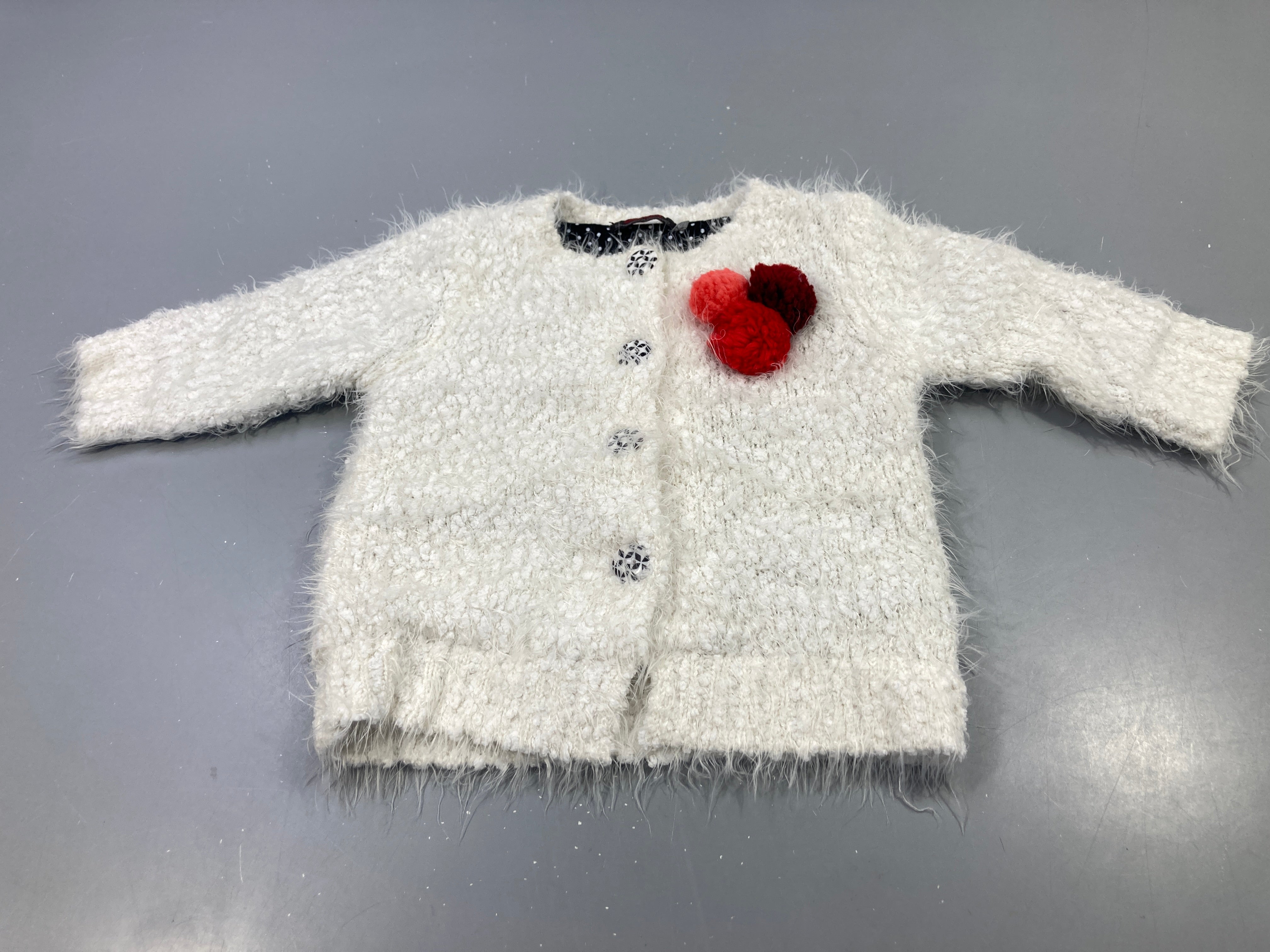 Gilet duveteux écru, pompons rouge et rose