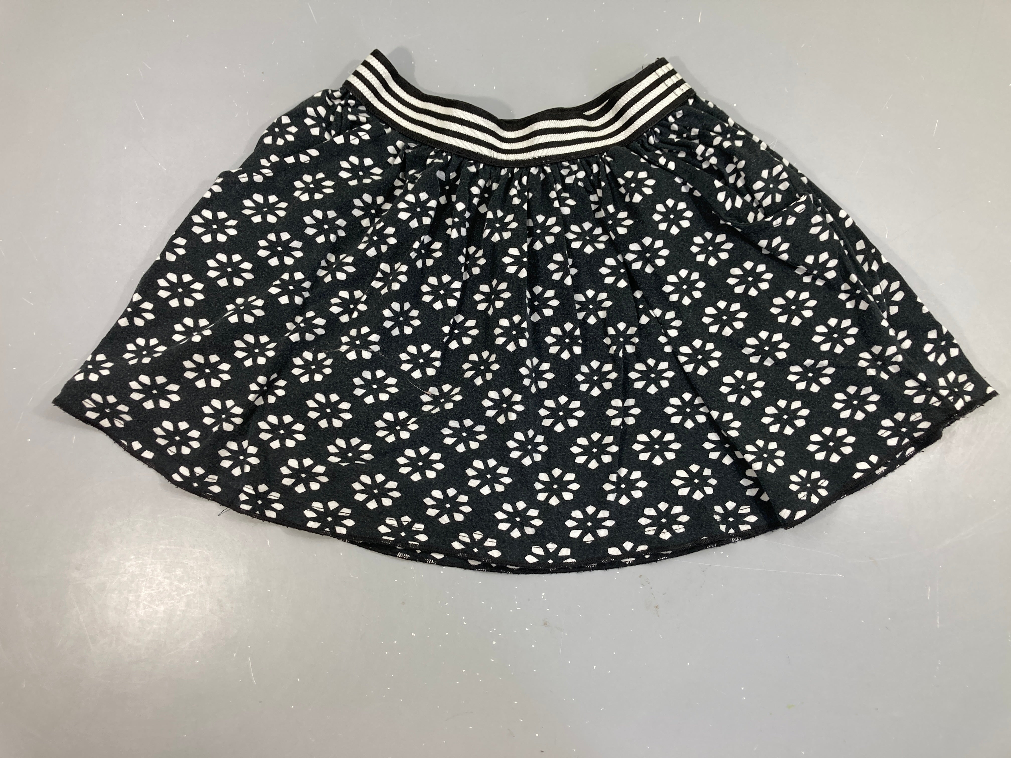 Jupe jersey anthracite fleurs géométrique blanches légèrement délavée