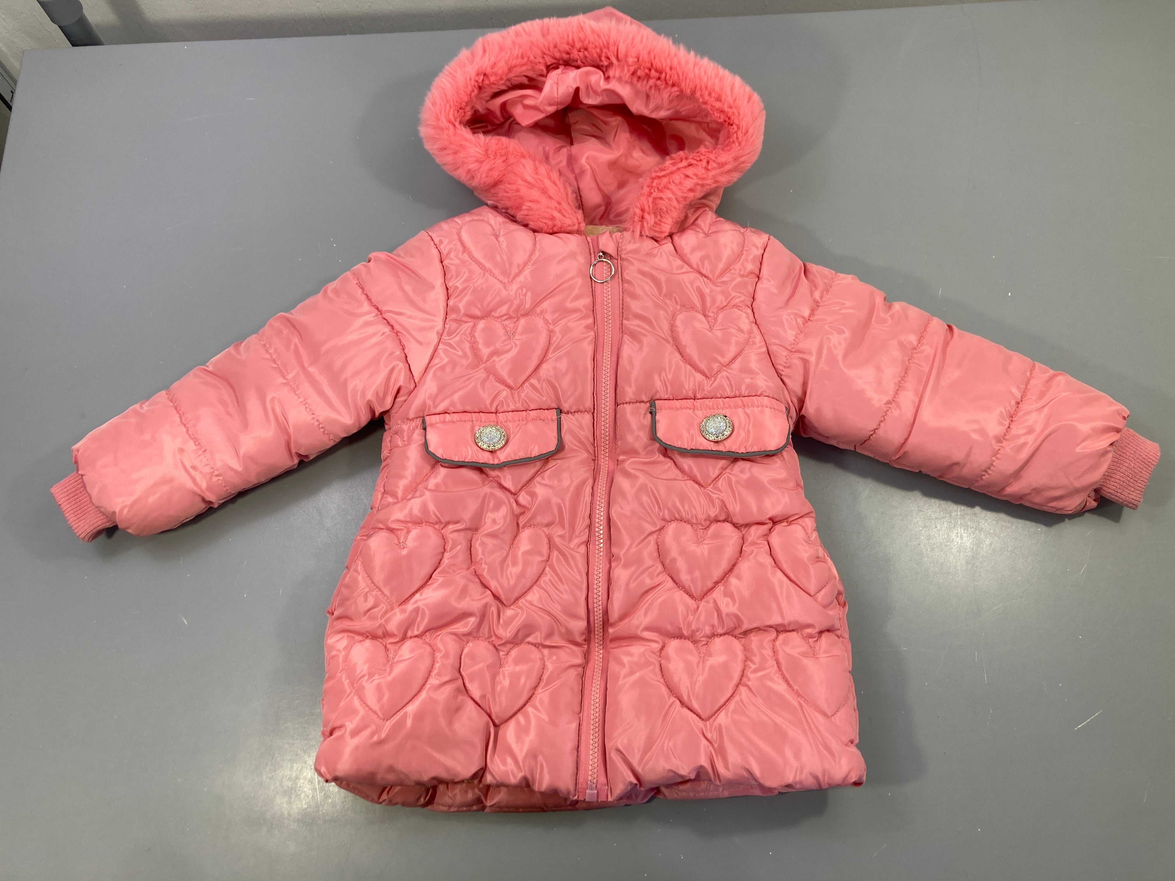 Doudoune rose capuche fourrure coeurs matelassés strass