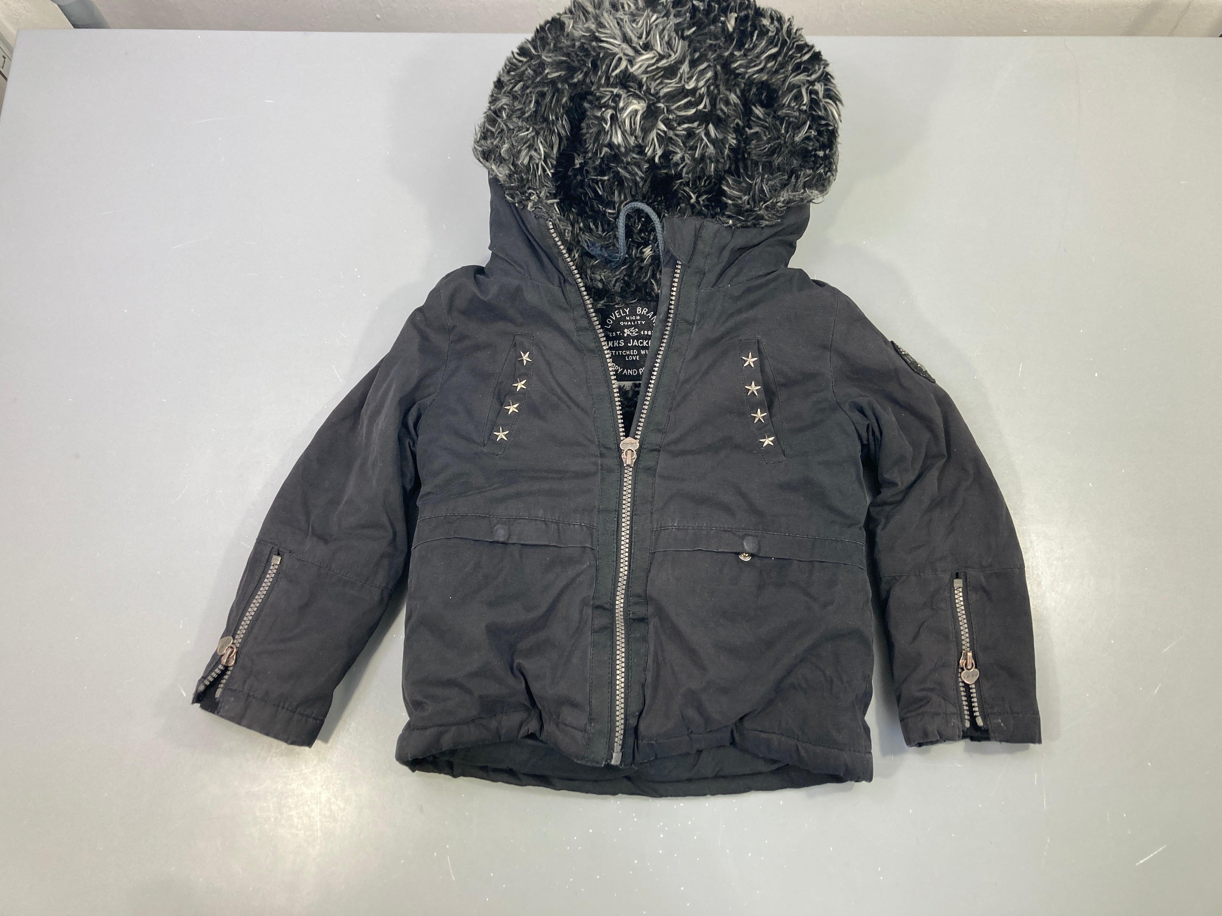 Veste zippée noire capuche fourrure étoiles