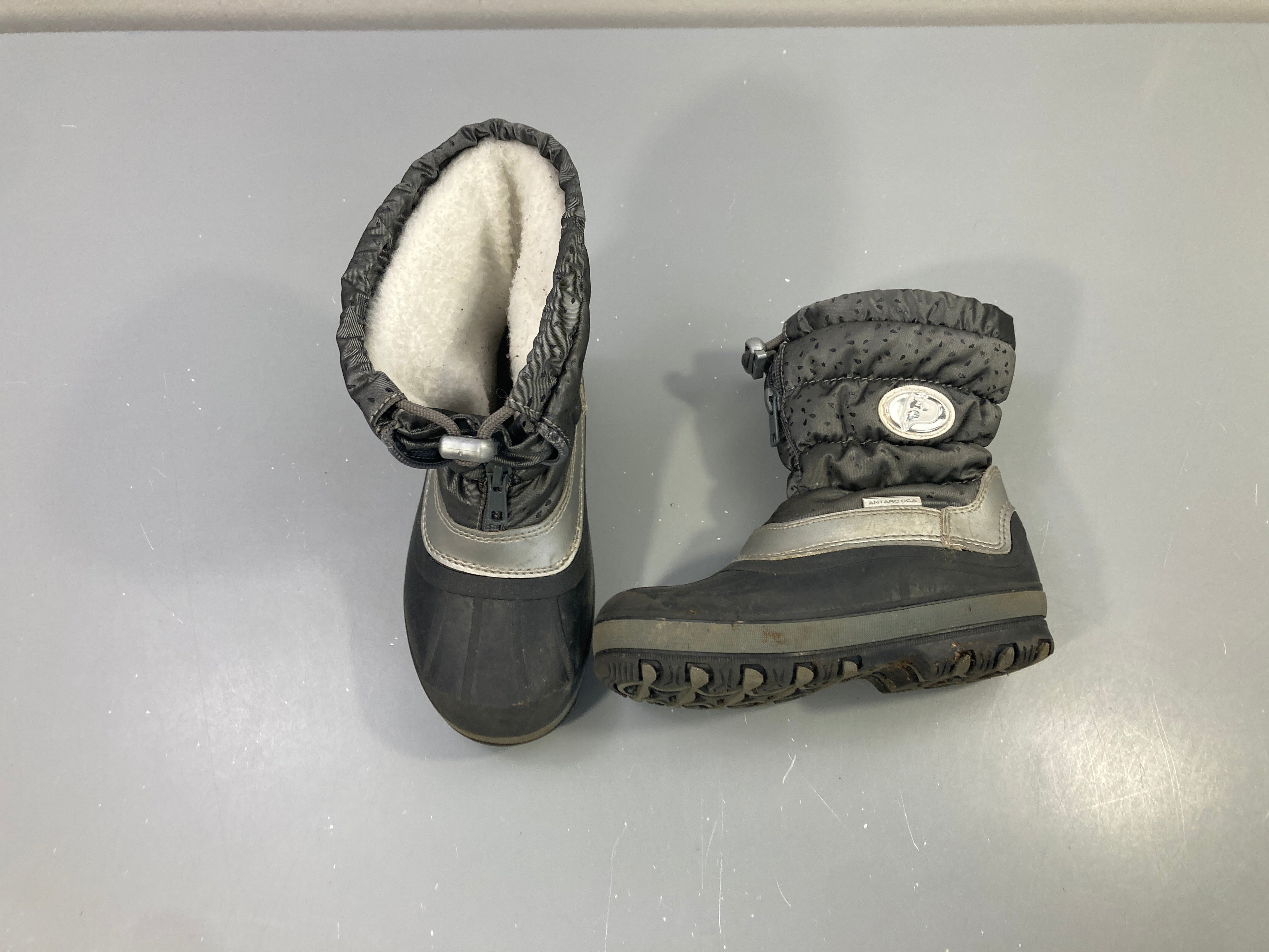 Bottes de neige grises et noires, Antarctica, 27-28