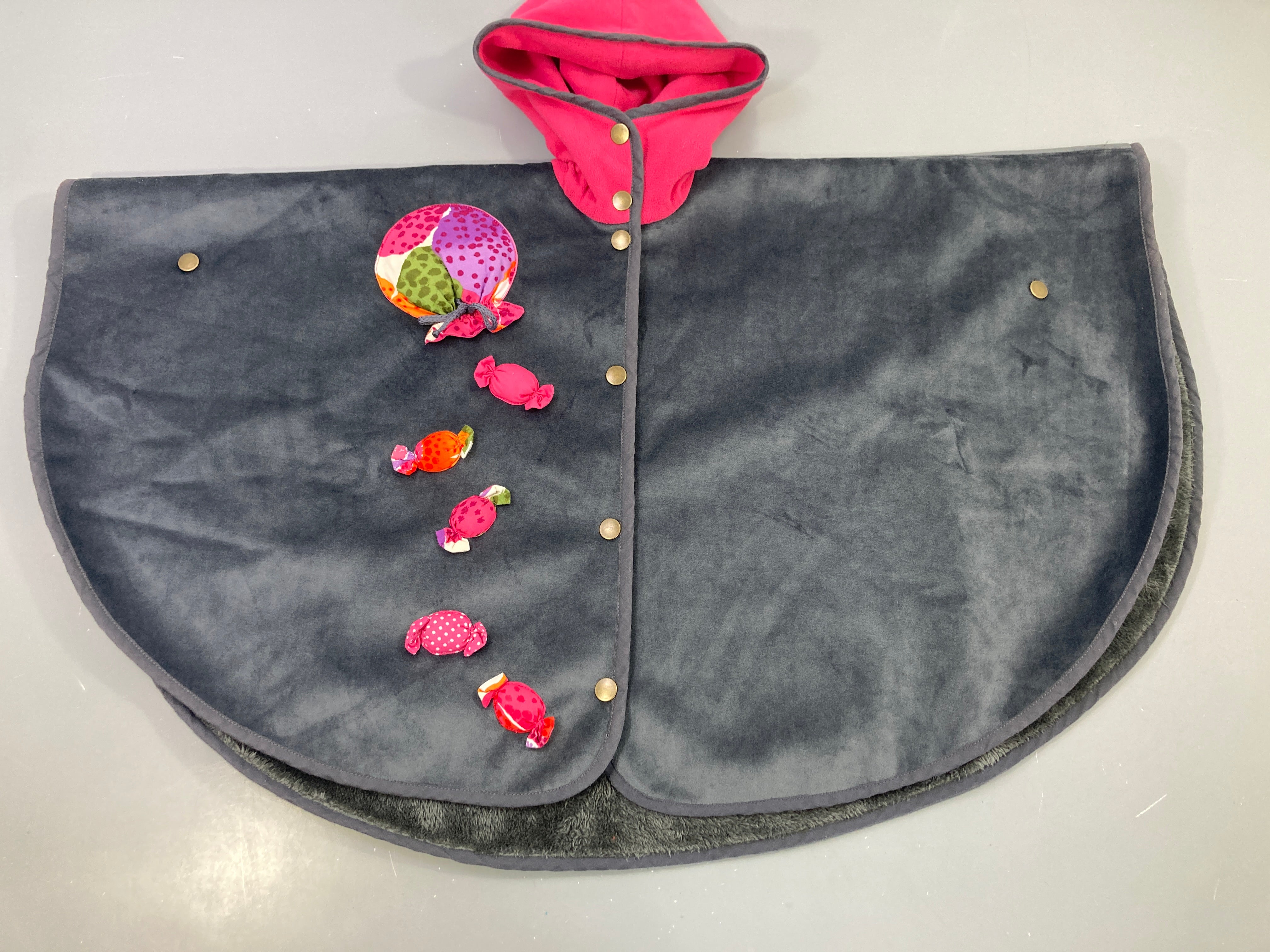 Cape poncho bébé gris velours bonbons capuche rose, doublé peluche