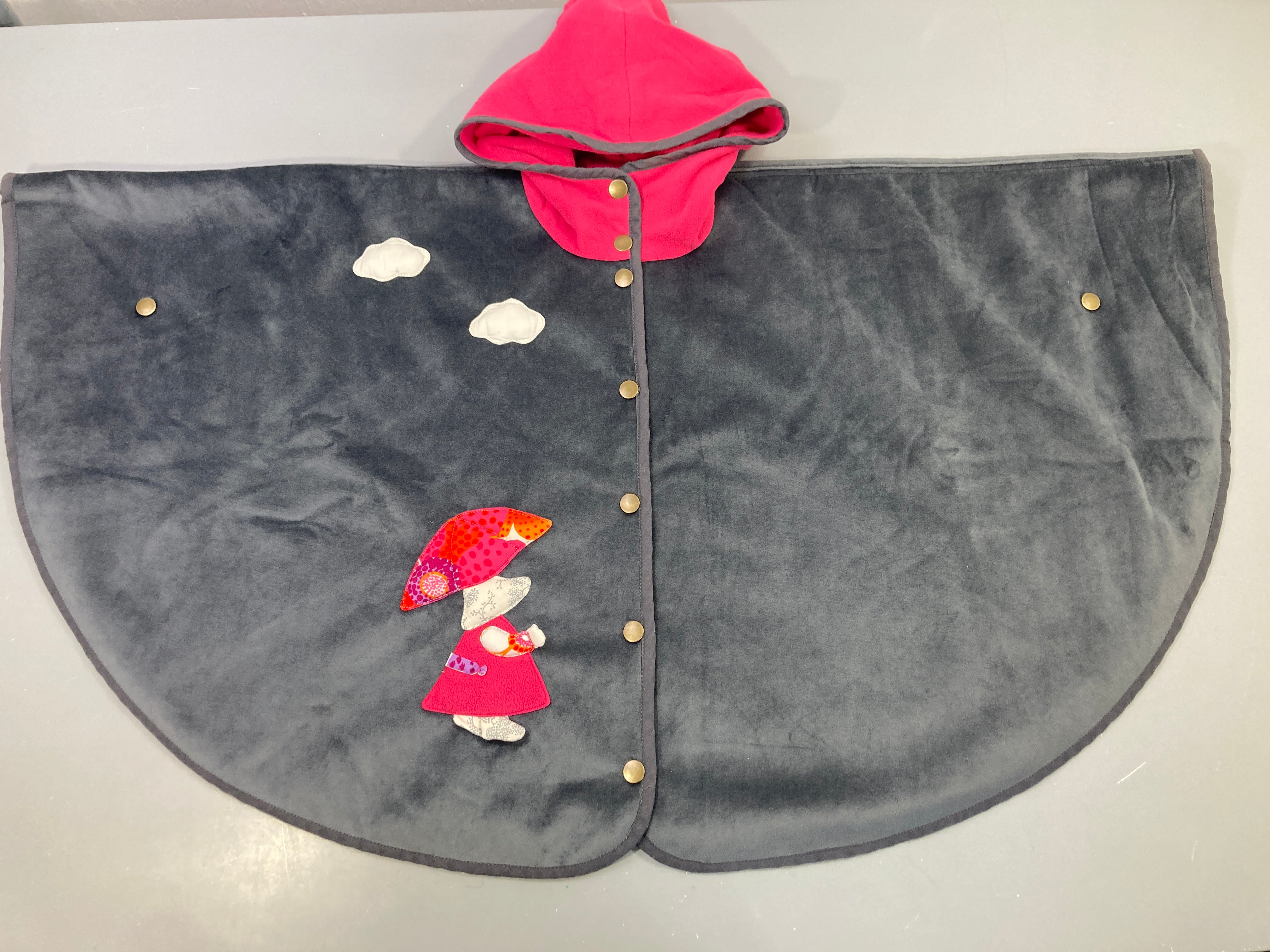 Cape poncho bébé gris velours fillette parapluie capuche rose, doublé peluche
