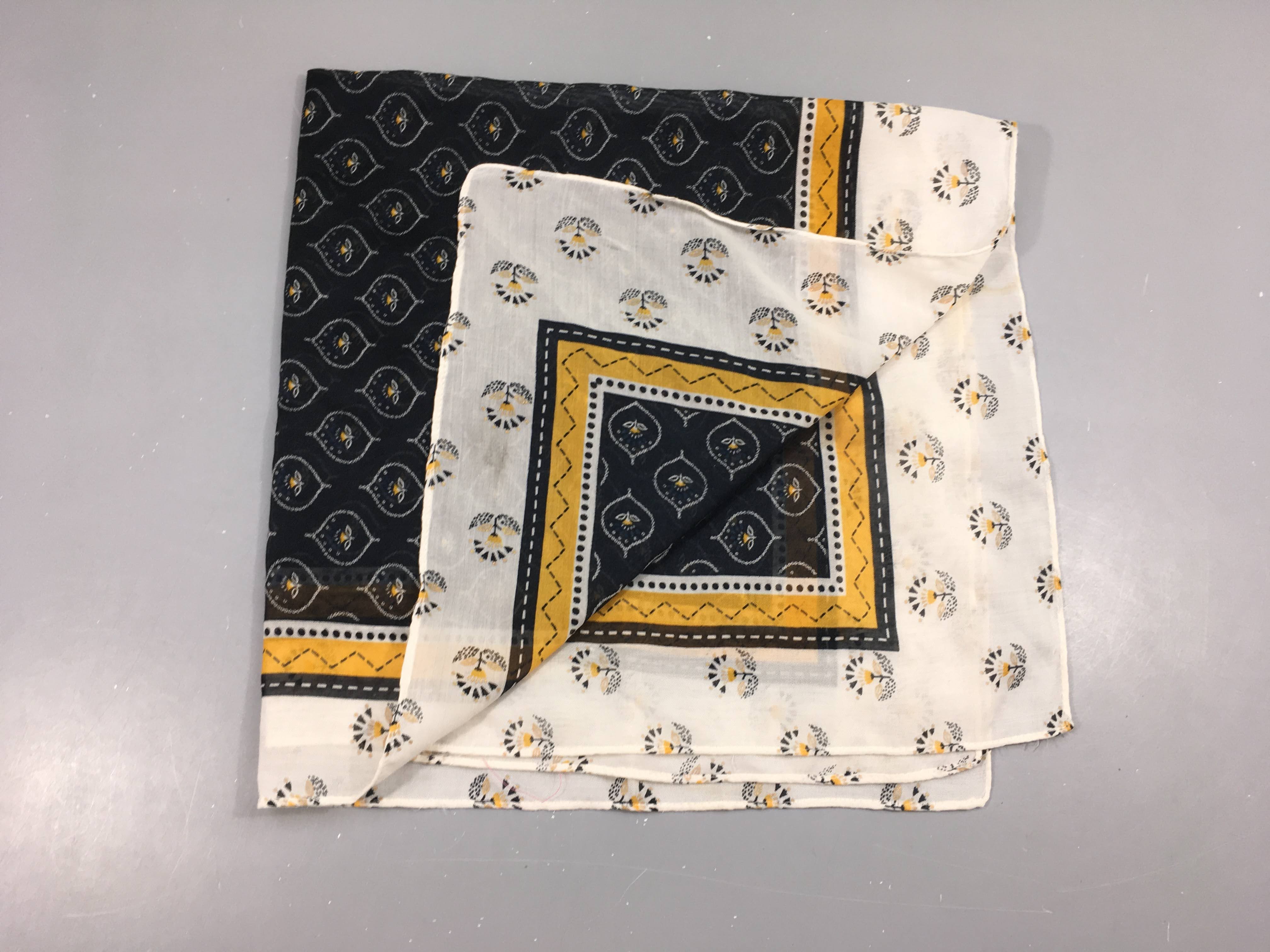 Foulard noir/blanc/jaune motifs