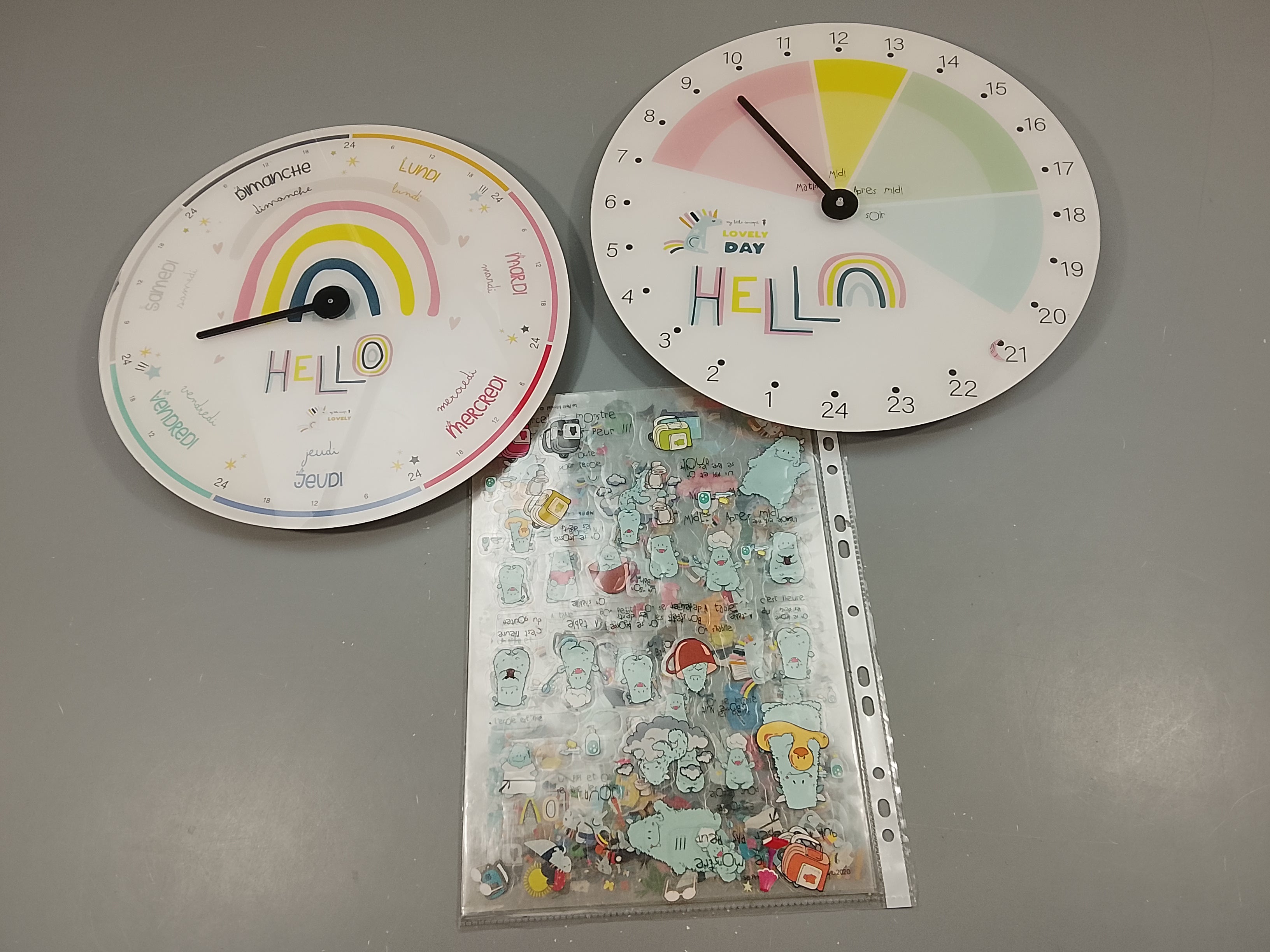 Ensemble d'horloges pédagogique My Little Concept avec ensemble d'autocollants pour permettre à l'enfant de planifier sa journée  et sa semaine et se repérer dans le temps. (Petit  coup dans une horloge)