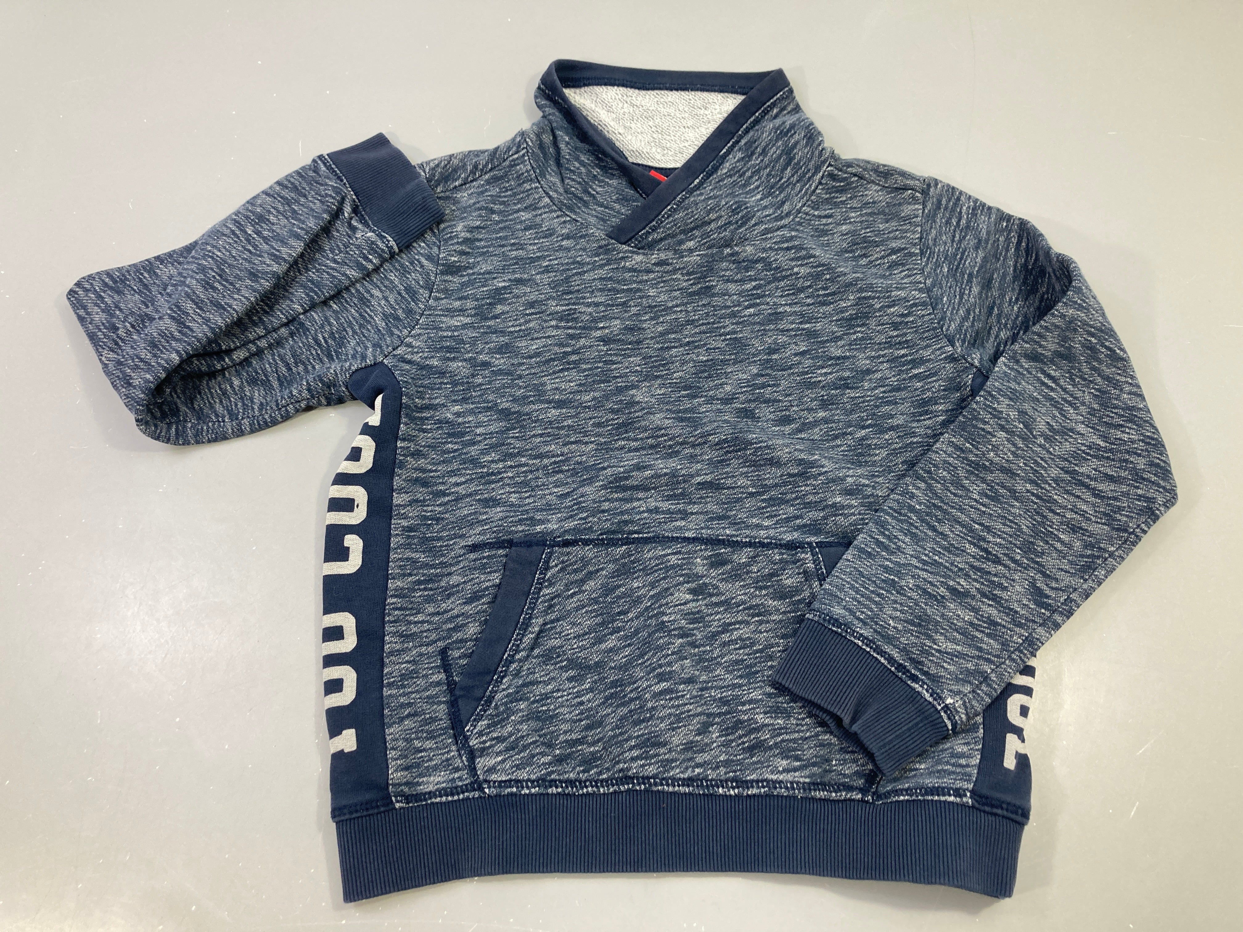 Sweat bleu foncé chiné, légèrement usé manches