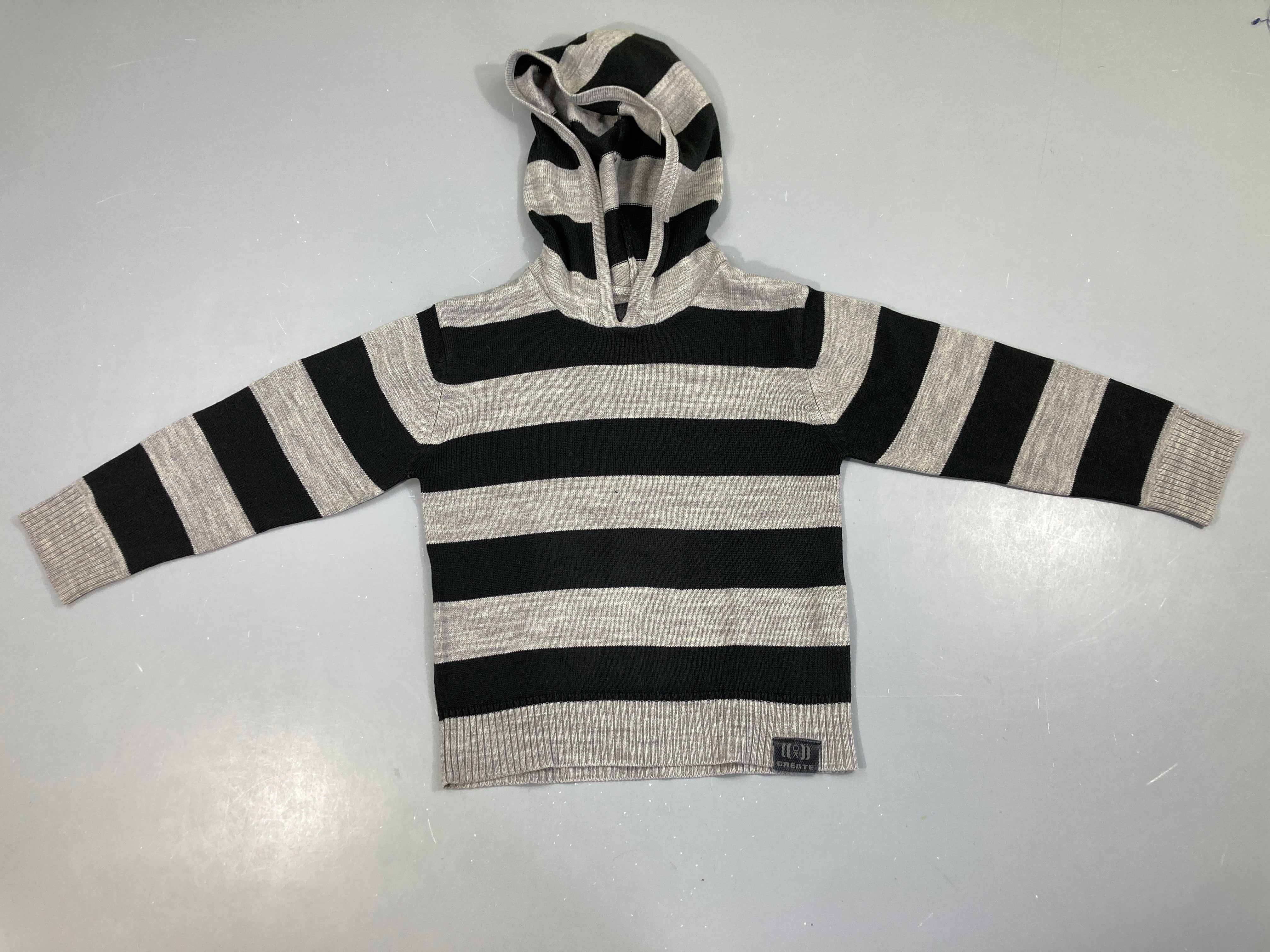 Pull gris rayé noir à capuche