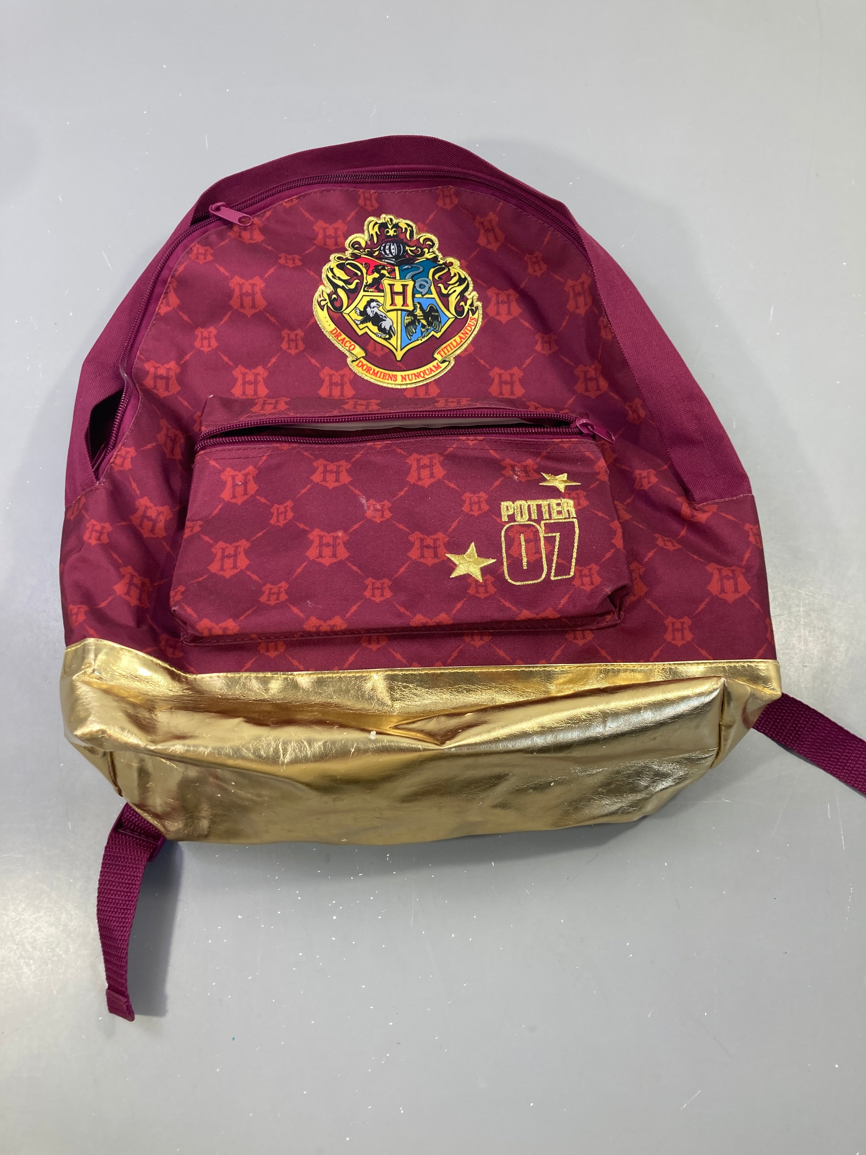 Sac à dos Harr.y Potter bordeaux, bas doré légèrement abimé, CHARACTER