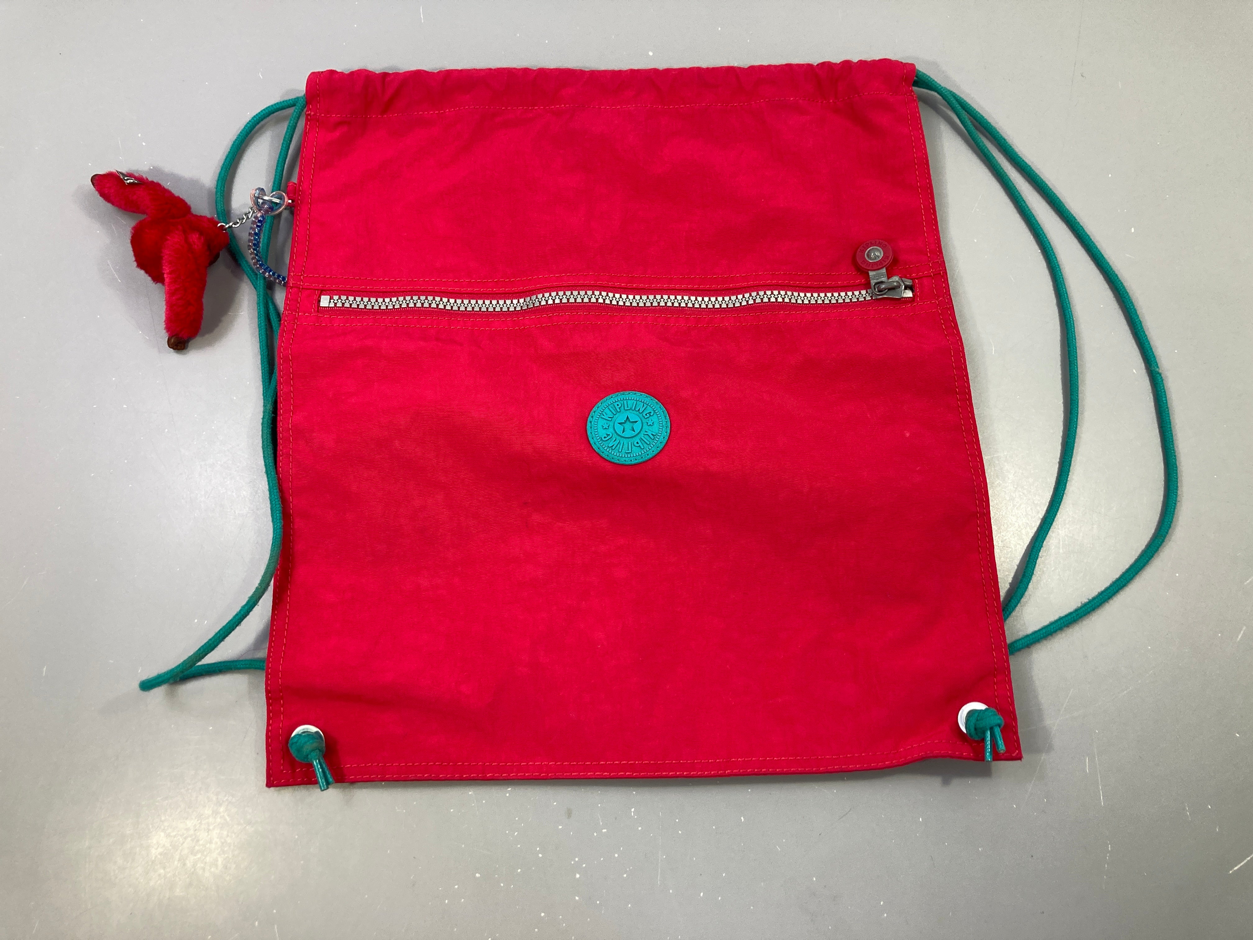 Sac avec cordon de serrage rouge framboise