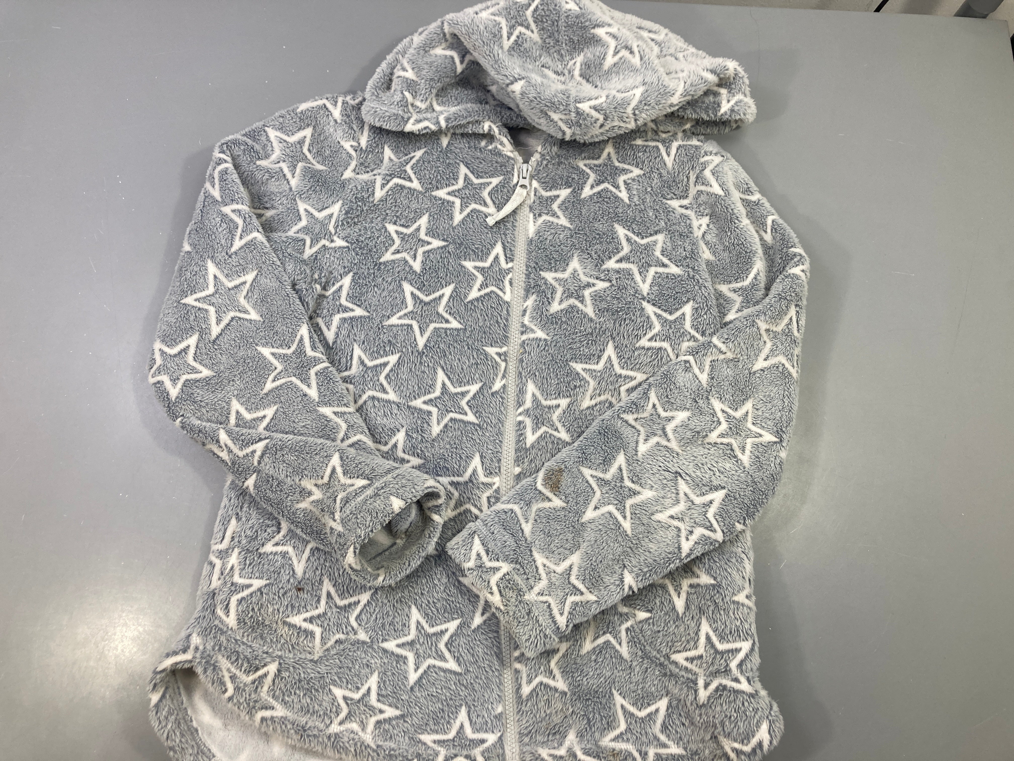 Gilet zippé à capuche en polaire gris à étoiles blanches, ESKIMO, défraichi