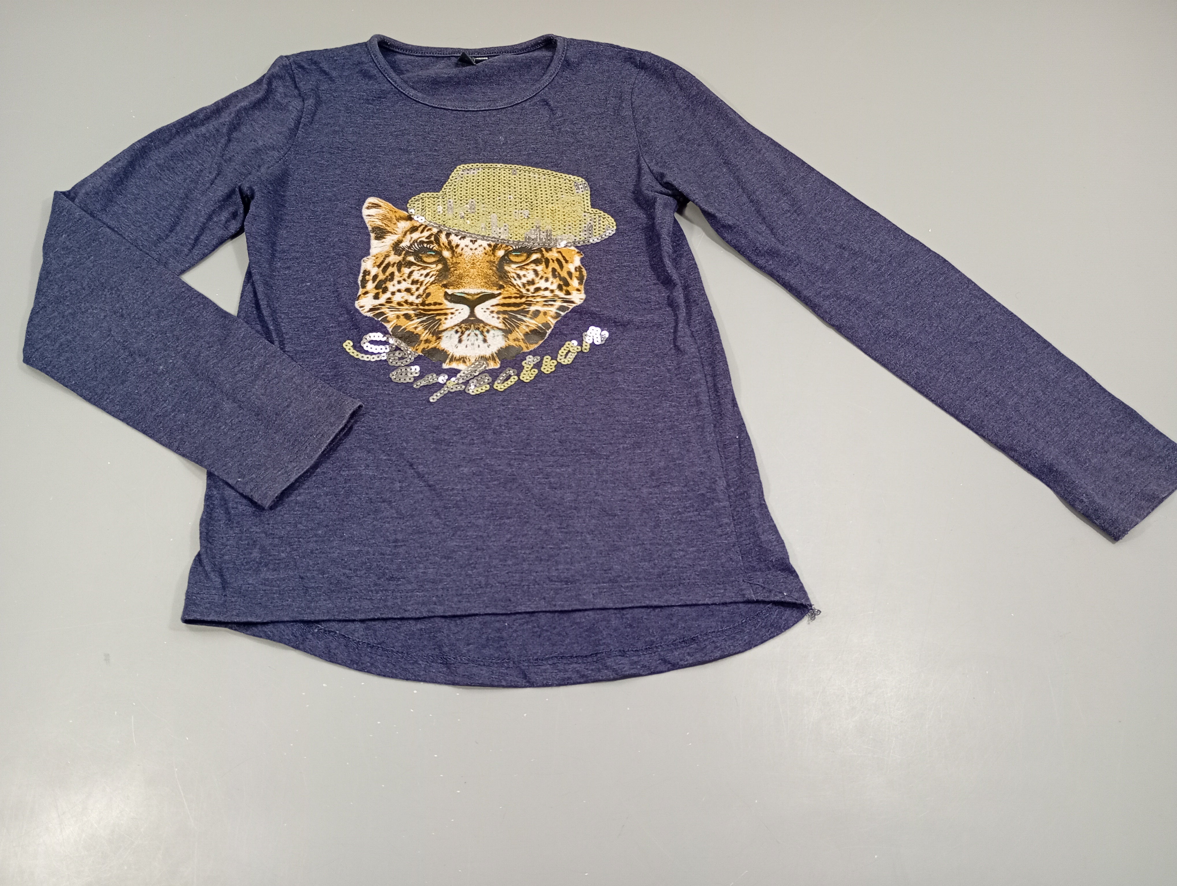 T-shirt m.l bleu flammé, tête de léopard, chapeau seqins 