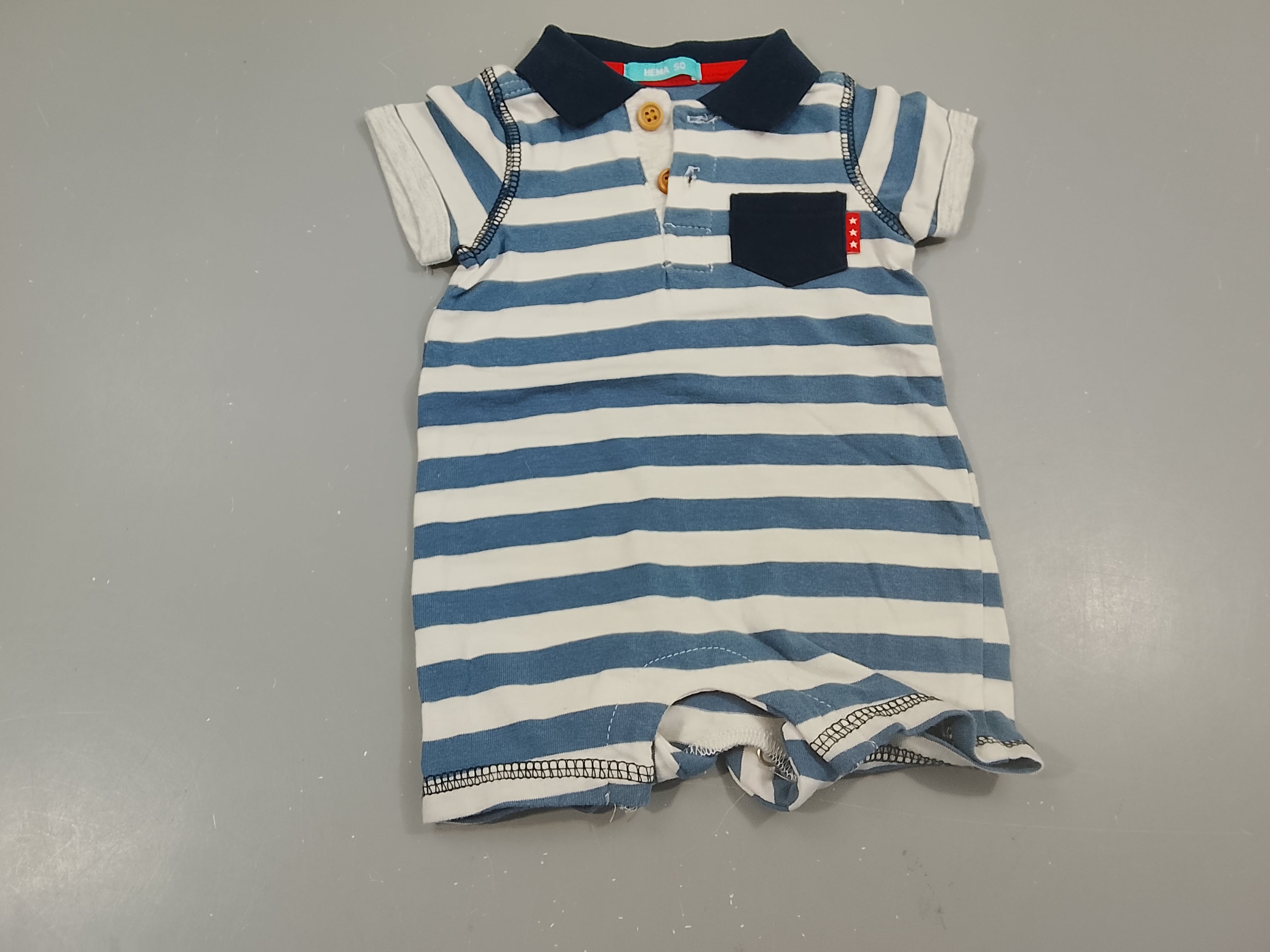 Combishort blanc rayé bleu, petite poche et col bleu marine