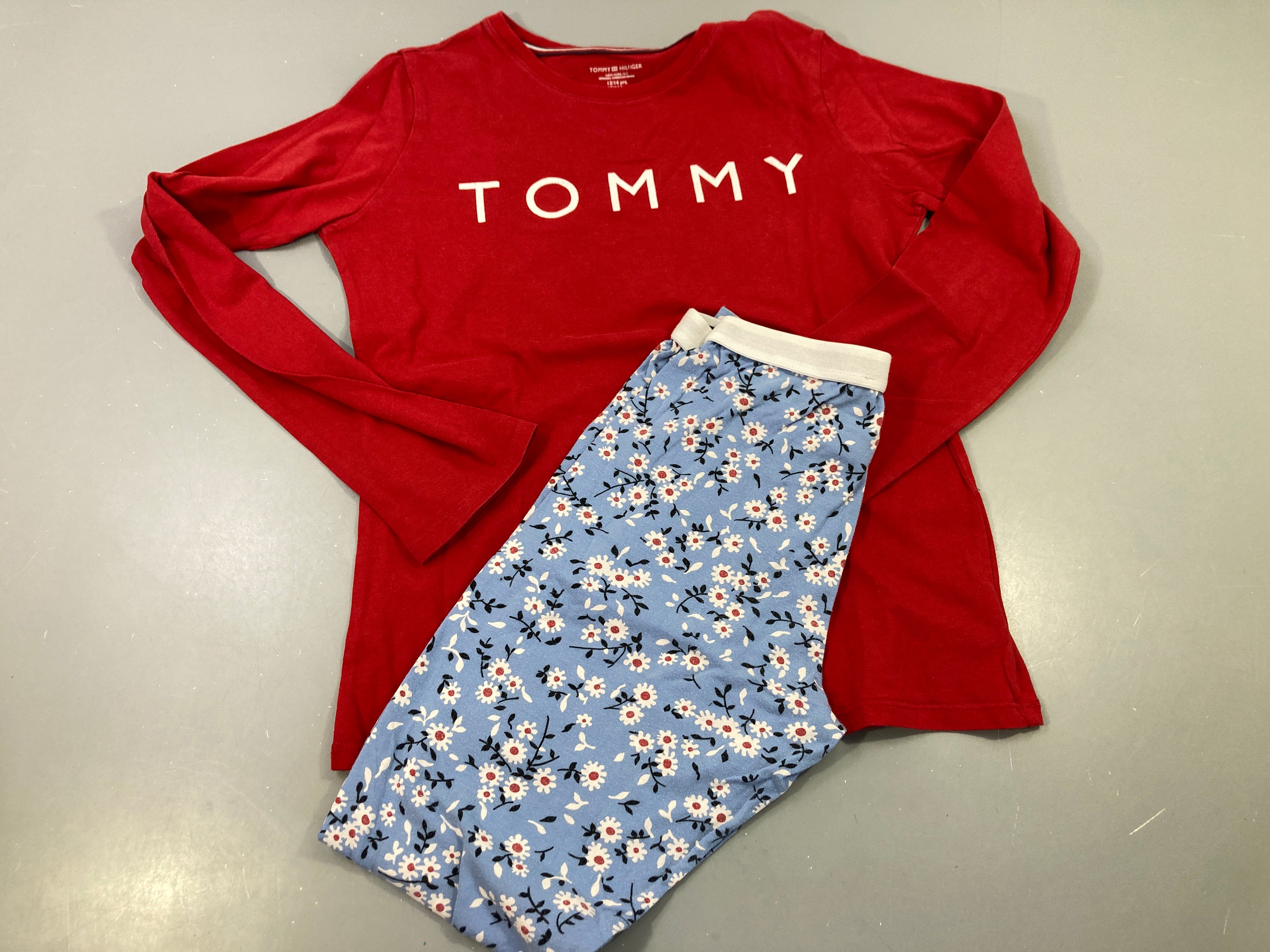 Pyjama haut rouge, bas fleurs bleu/rouge/blanc
