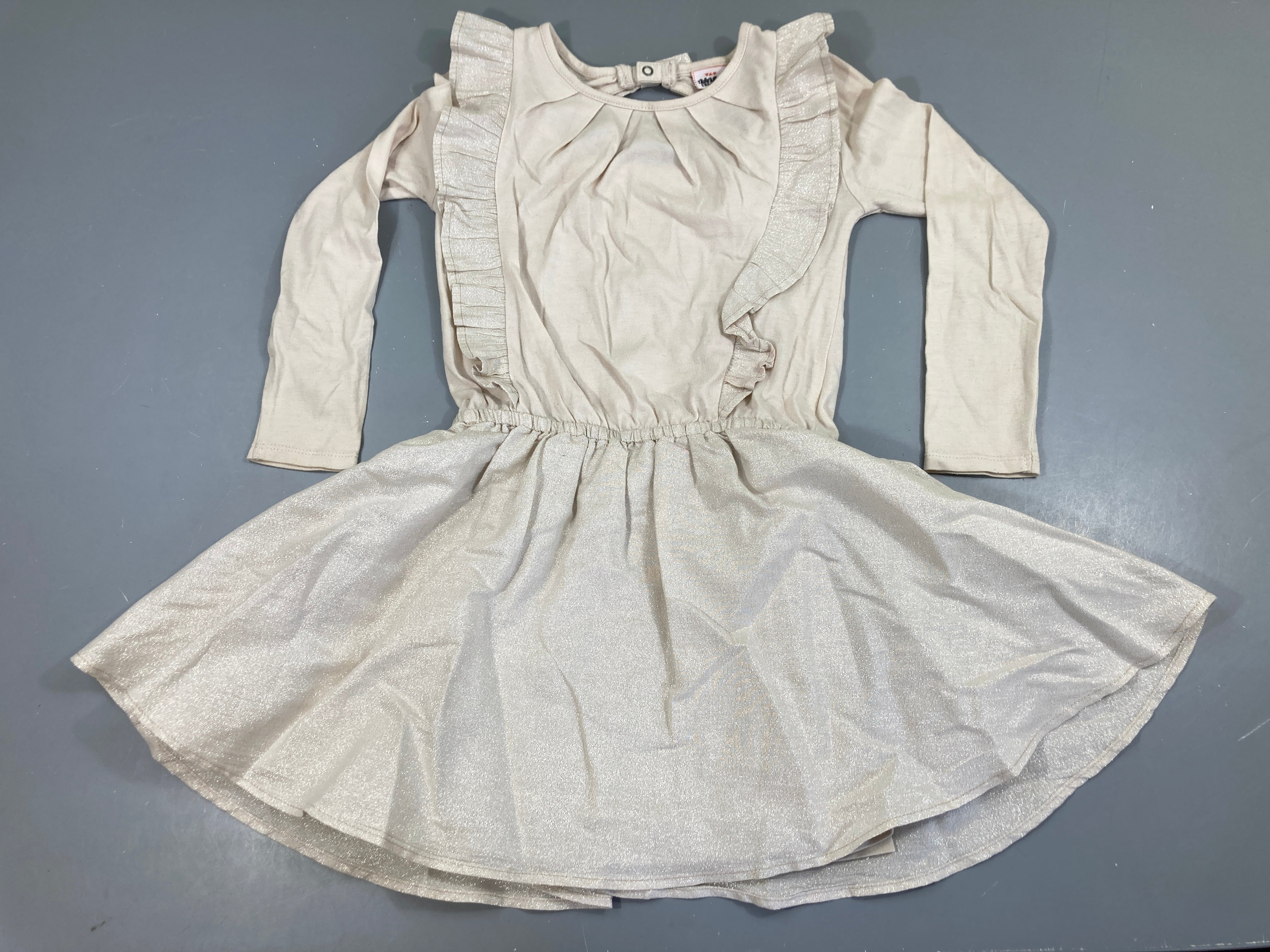 Robe m.l beige pailletée froufrous, tache rose à l'arrière épaule