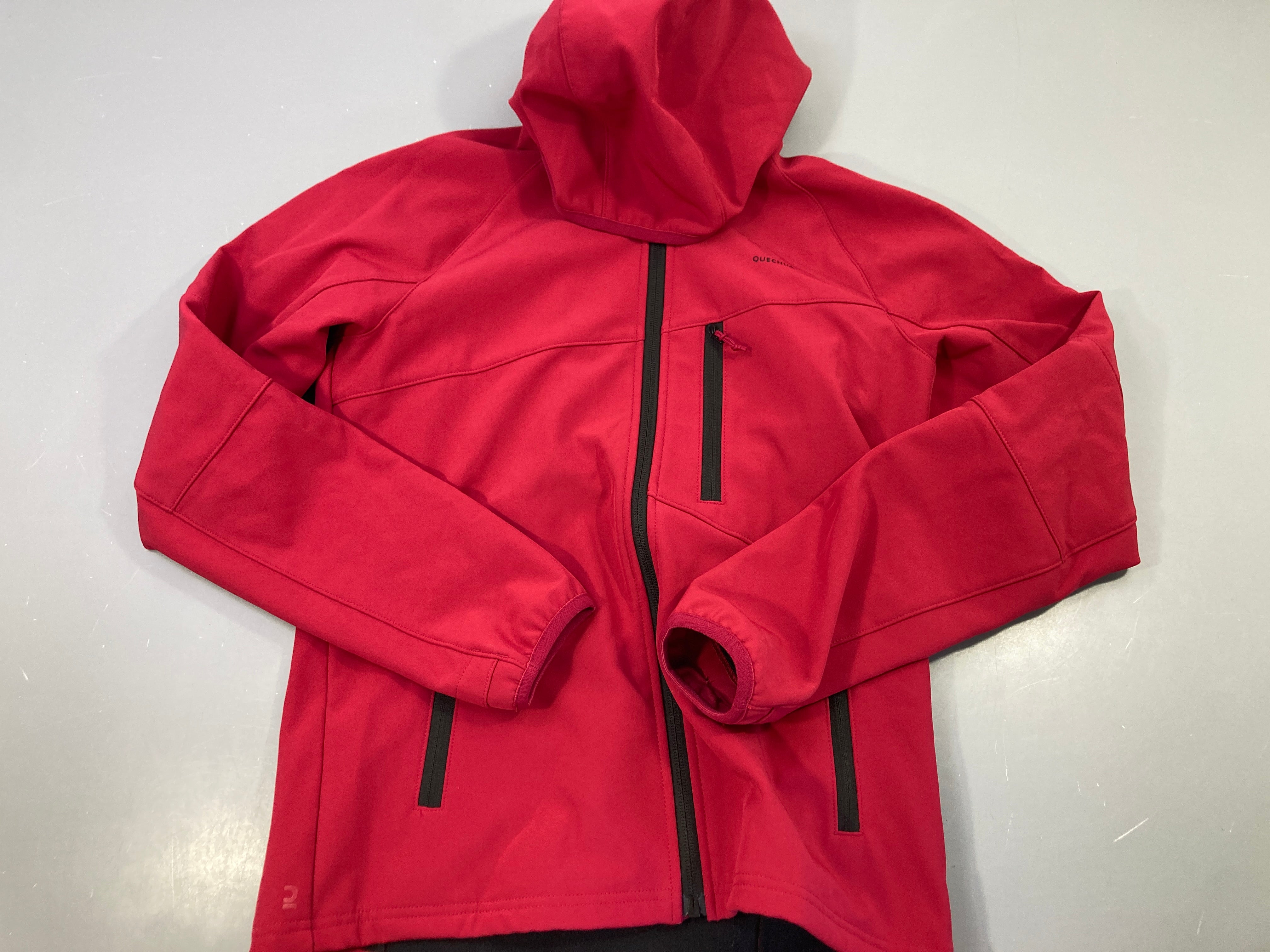 Veste softshell de randonnée zippée à capuche rouge framboise