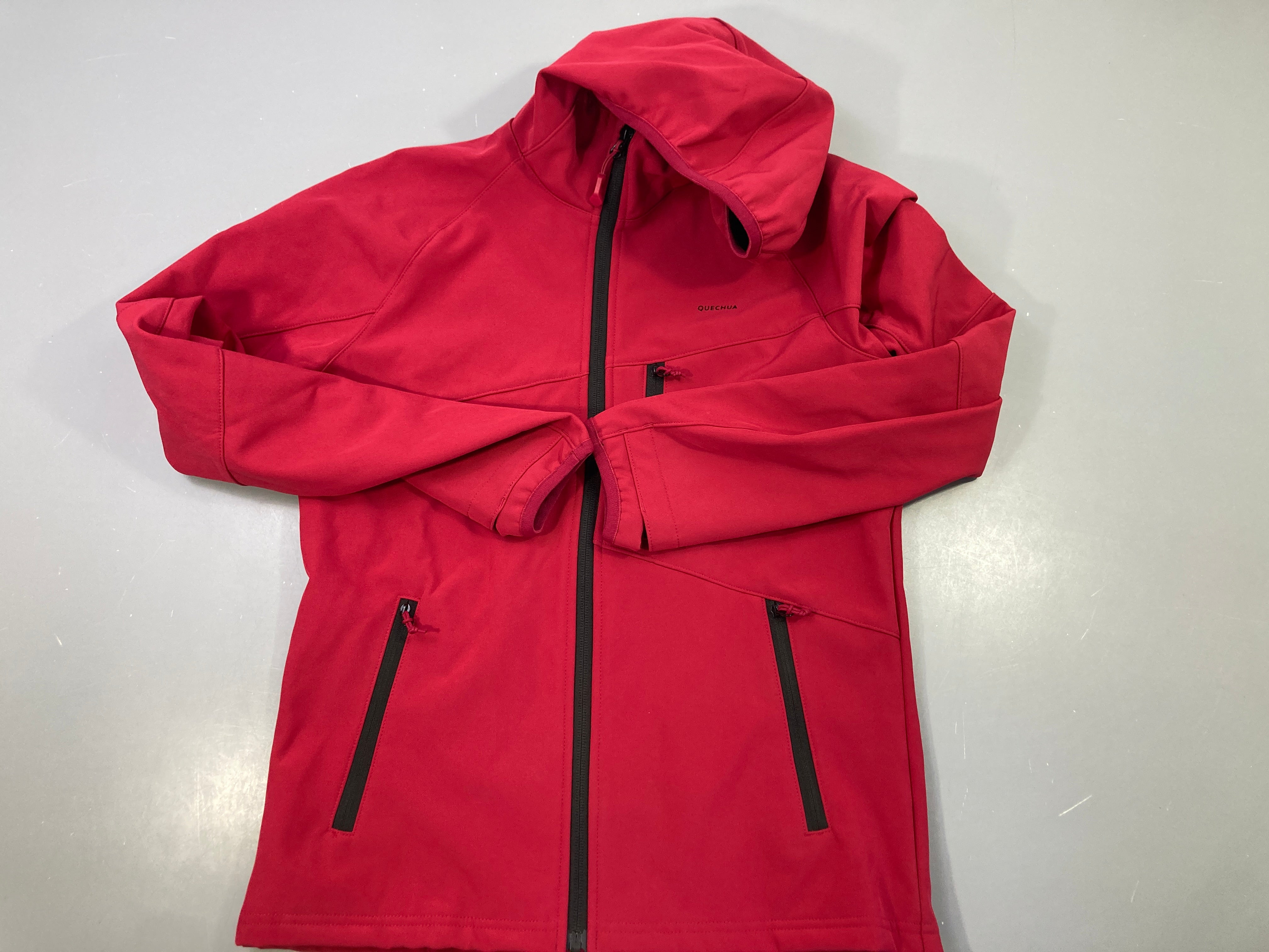 Veste softshell de randonnée zippée à capuche rouge framboise