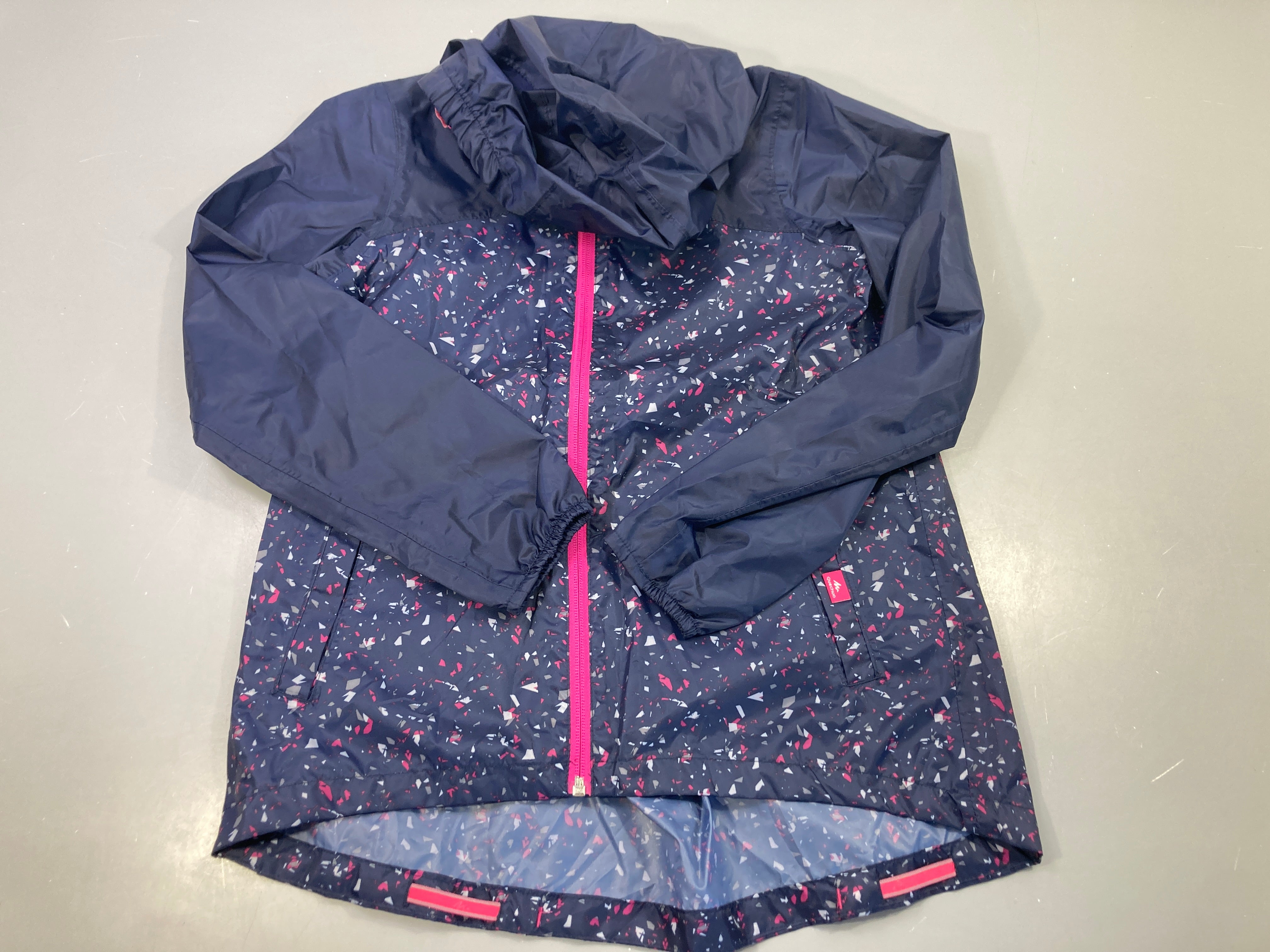 Veste de pluie imperméable zippée à capuche  bleu foncé motifs rose et gris