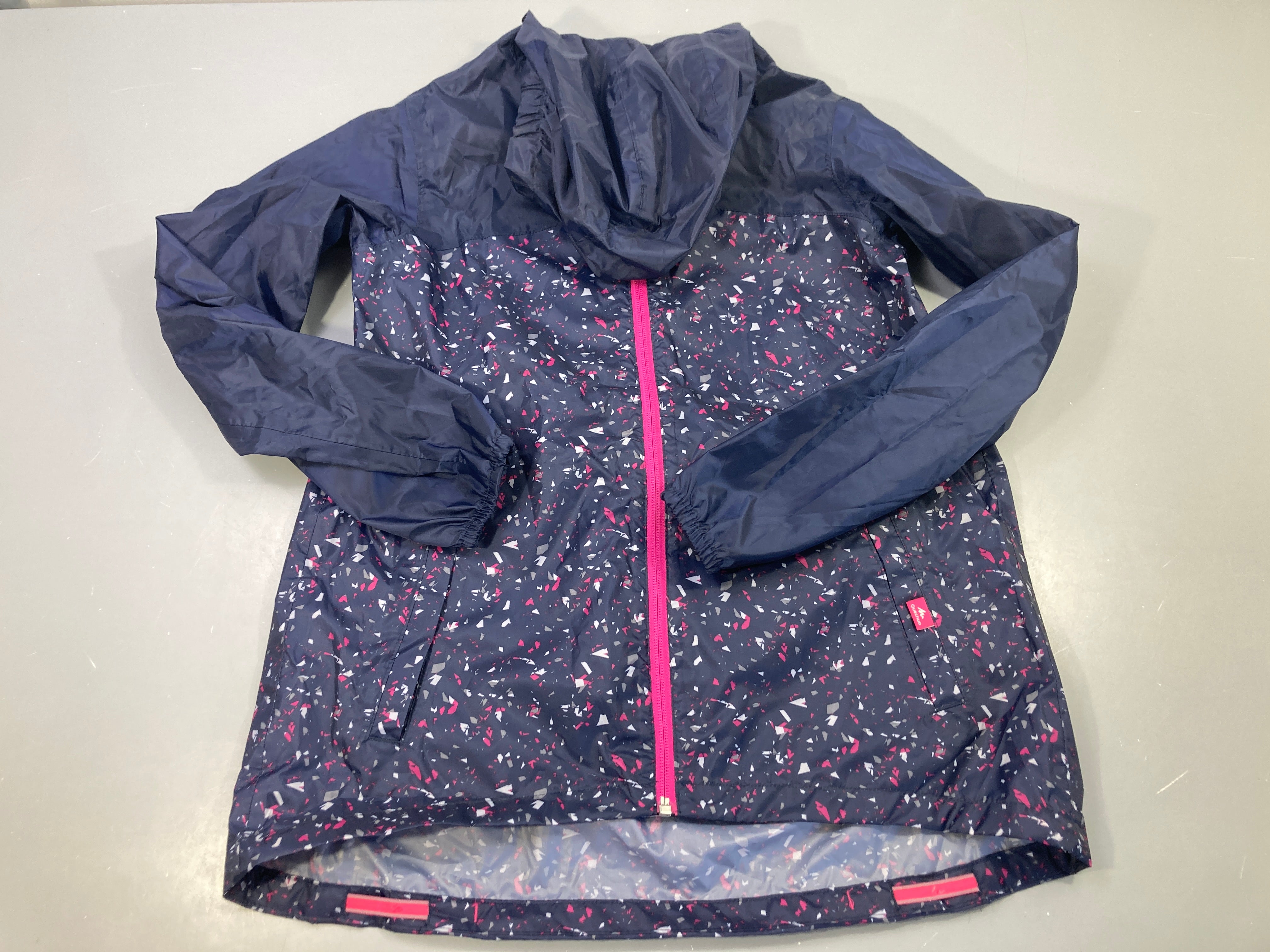 Veste de pluie imperméable zippée à capuche  bleu foncé motifs rose et gris